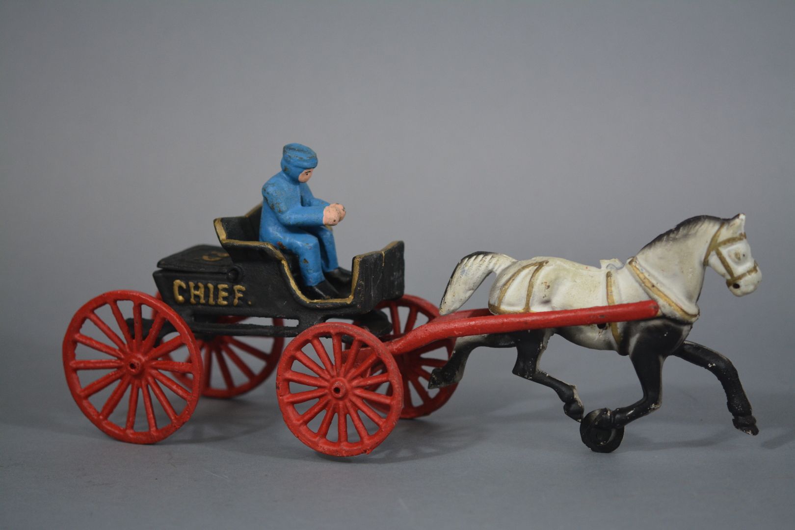 Old toy Horse-drawn carriage in cast iron polychrome iron with checker "P.D. CHIEF"