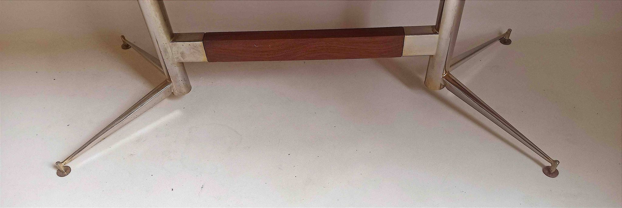 Vintage coffee table from the 1950s in mahogany and metal, with a tabletop width of 110 cm.
