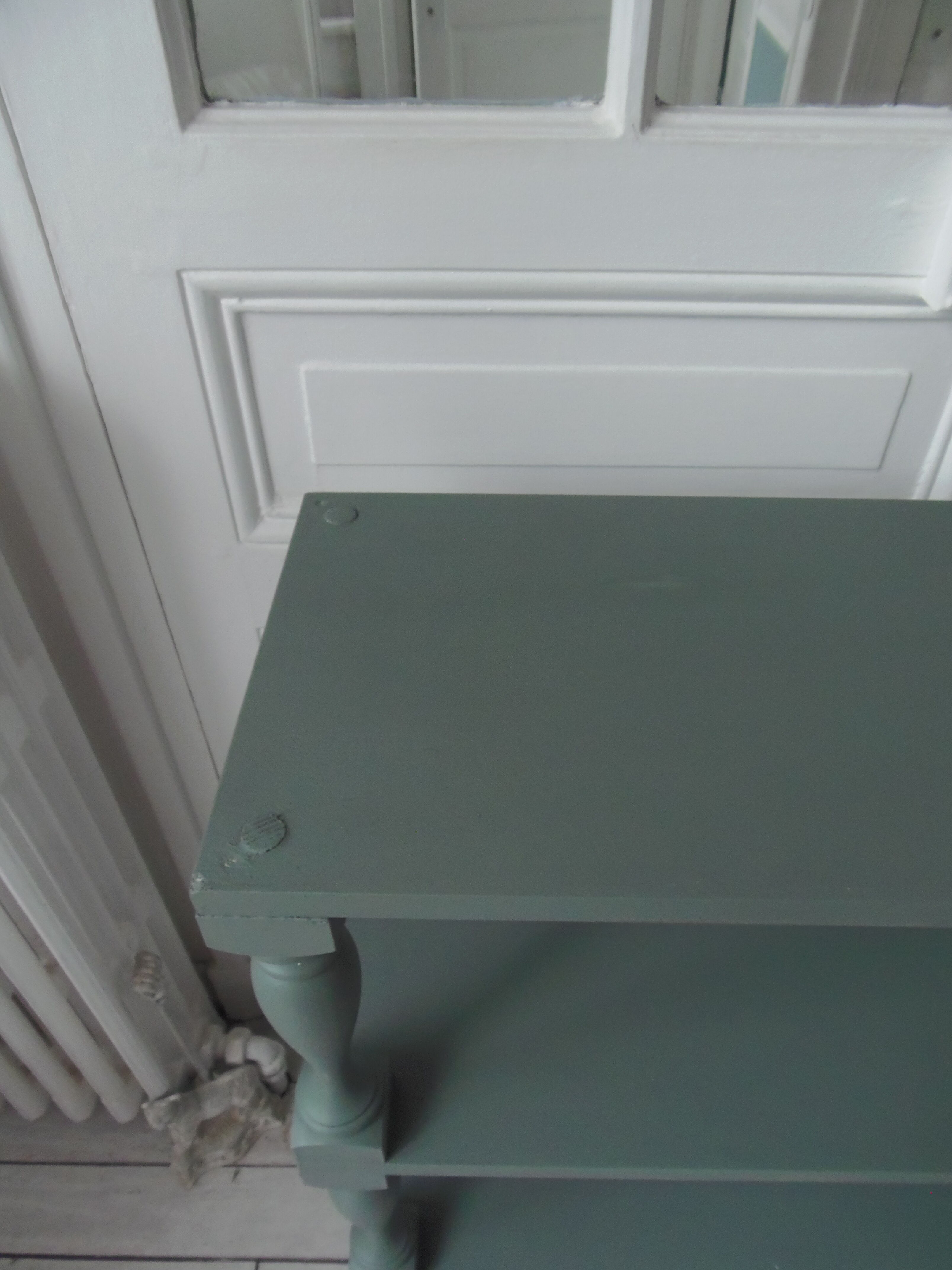 Console bibliothèque vintage fumé 3 étagères finition cirée, plateau protégé par un vernis.