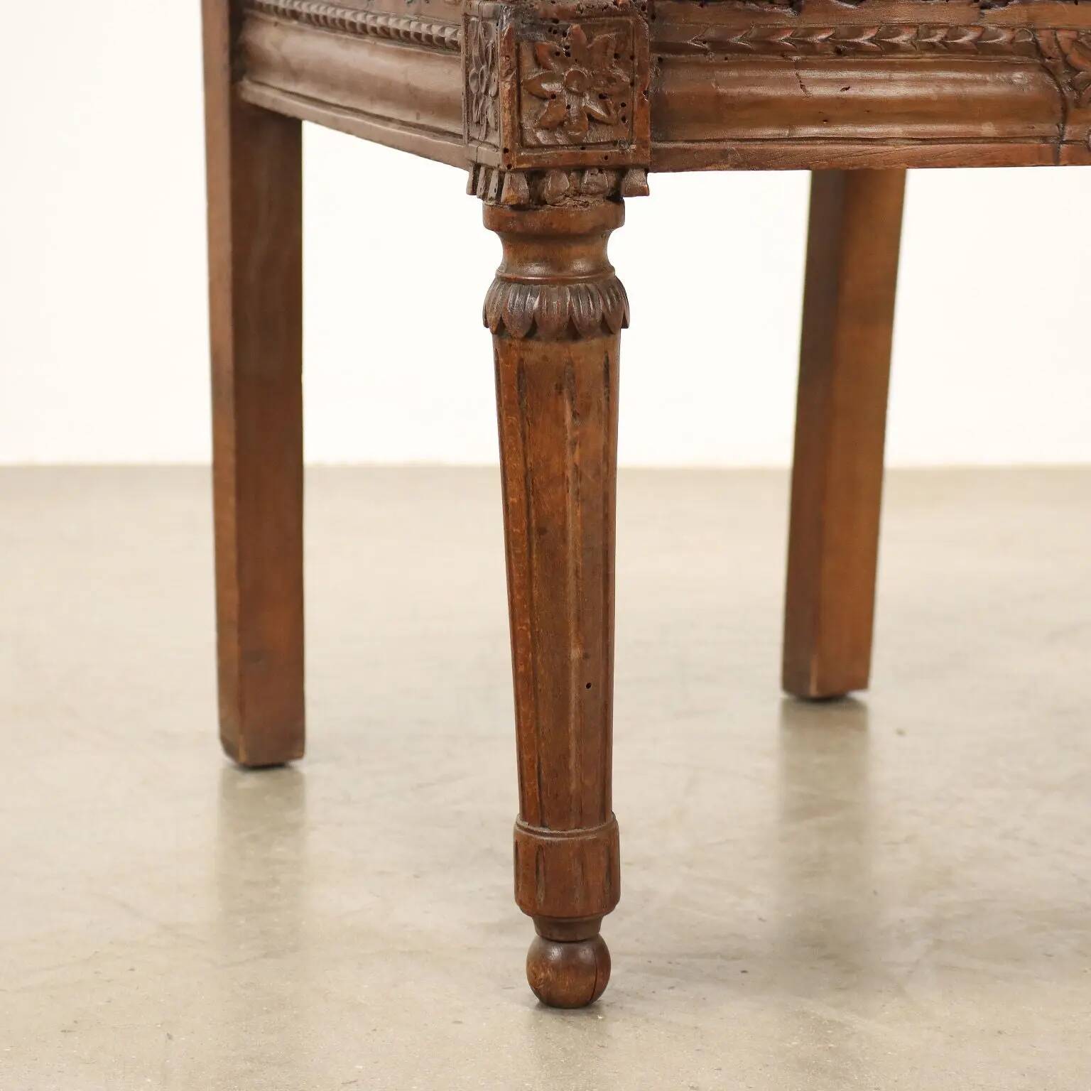 Fauteuil ancien de style néoclassique en noyer et hêtre, France '700