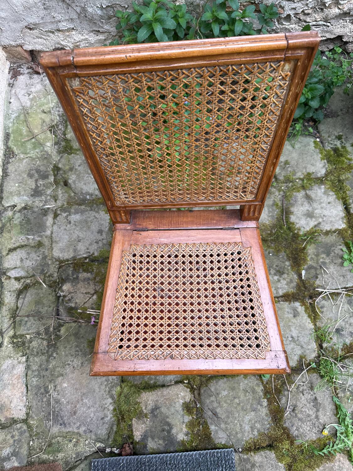 Chaise osier avec assise ouvrable