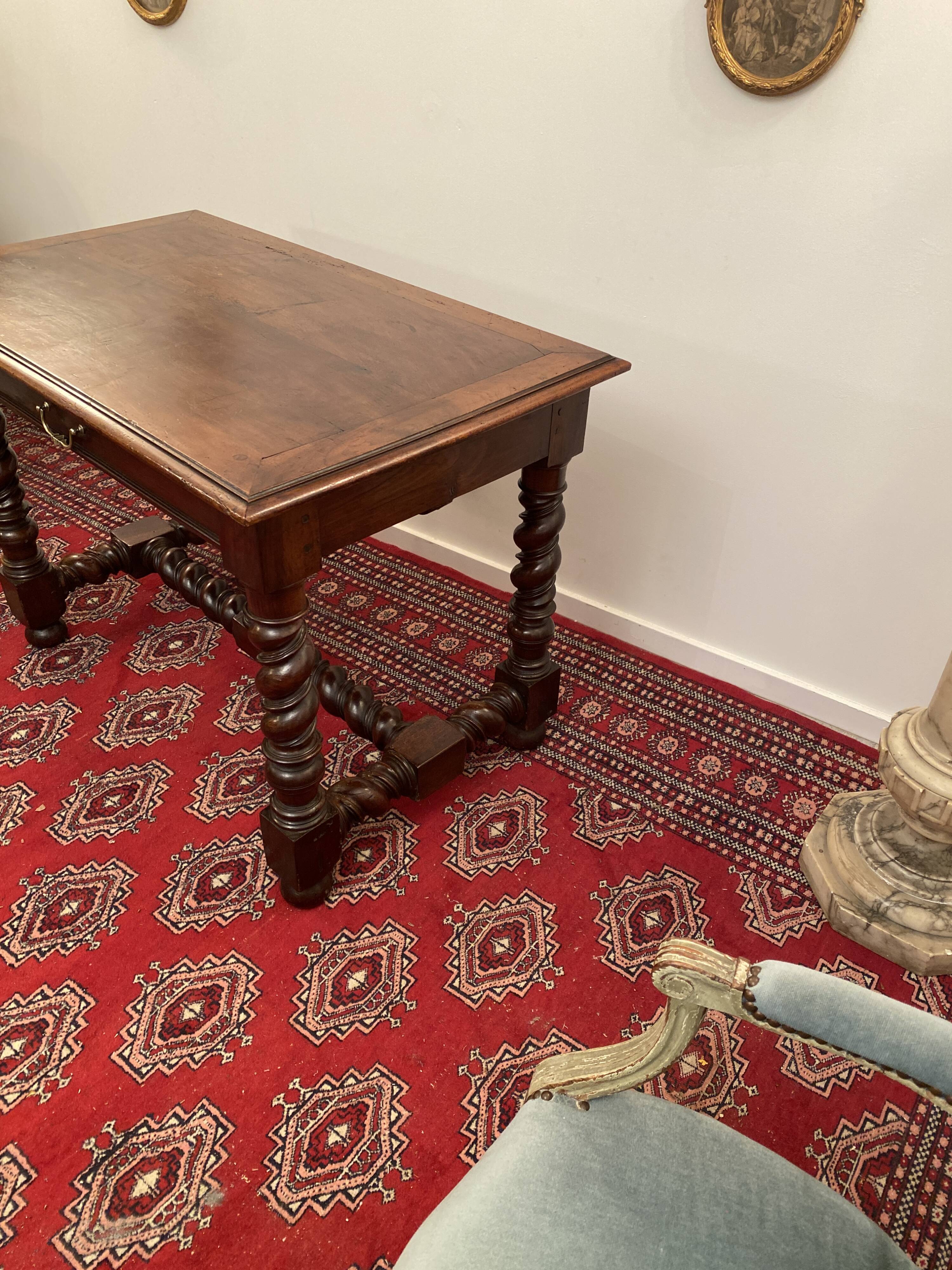 Bureau en noyer d'epoque Louis Xlll