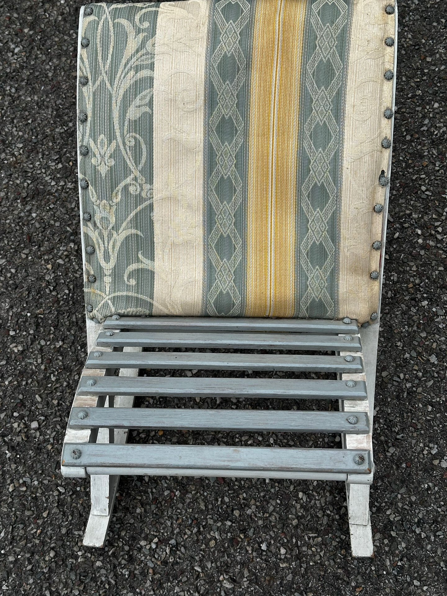 Chauffeuse de style Louis XV avec repose-pieds assorti – XXe siècle