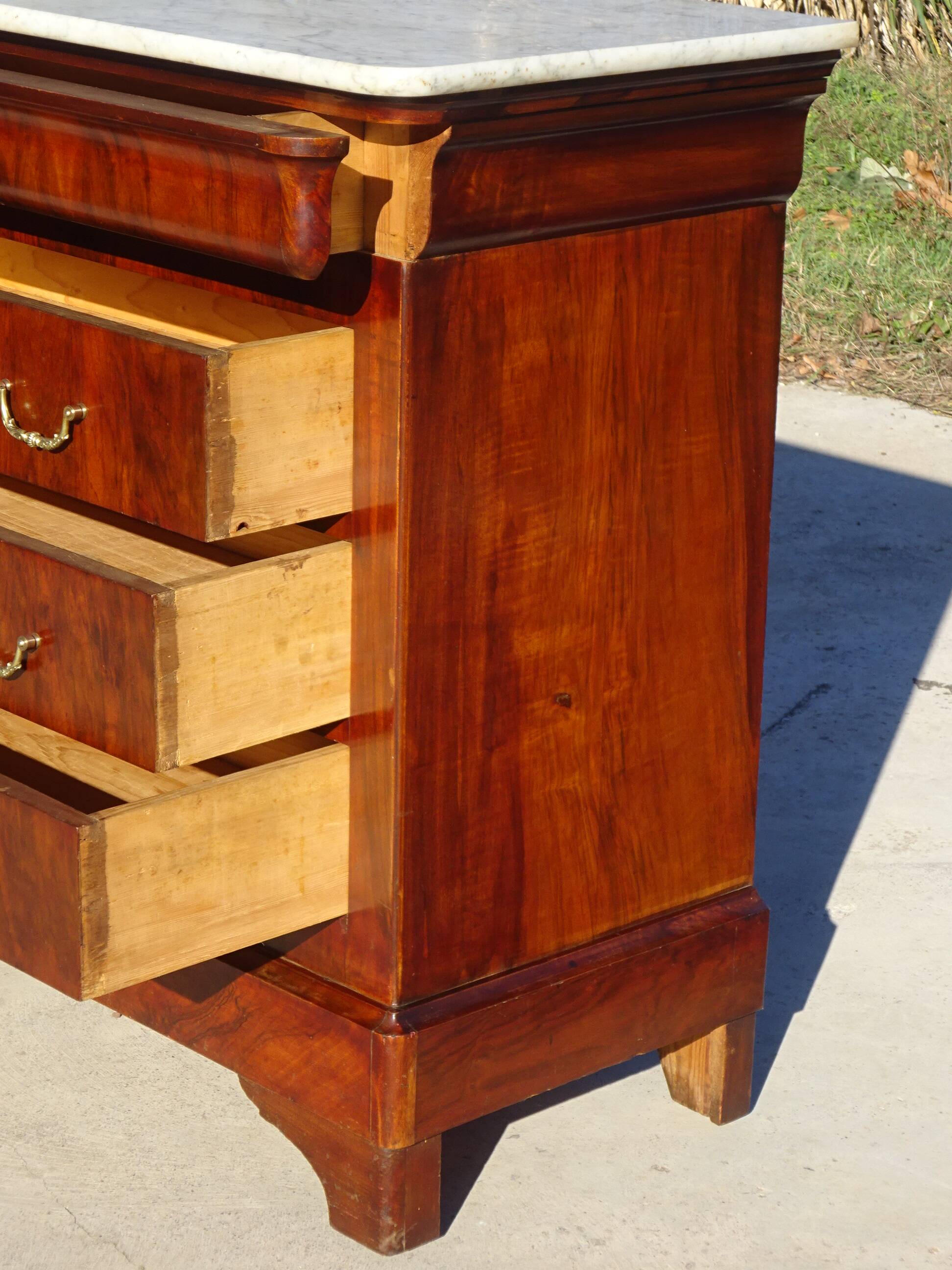 Commode en acajou et marbre blanc époque Restauration