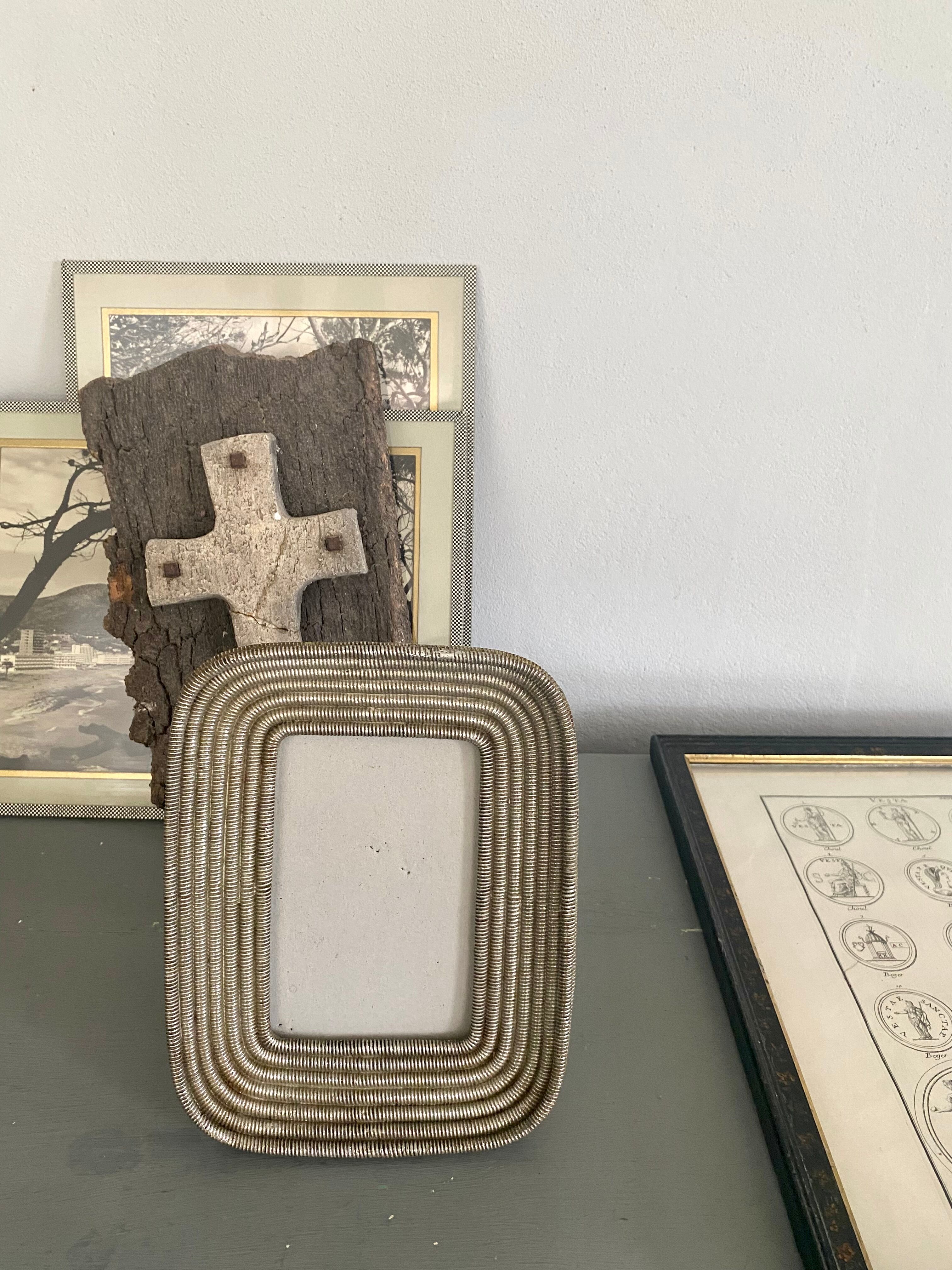 Metal pose photo frame