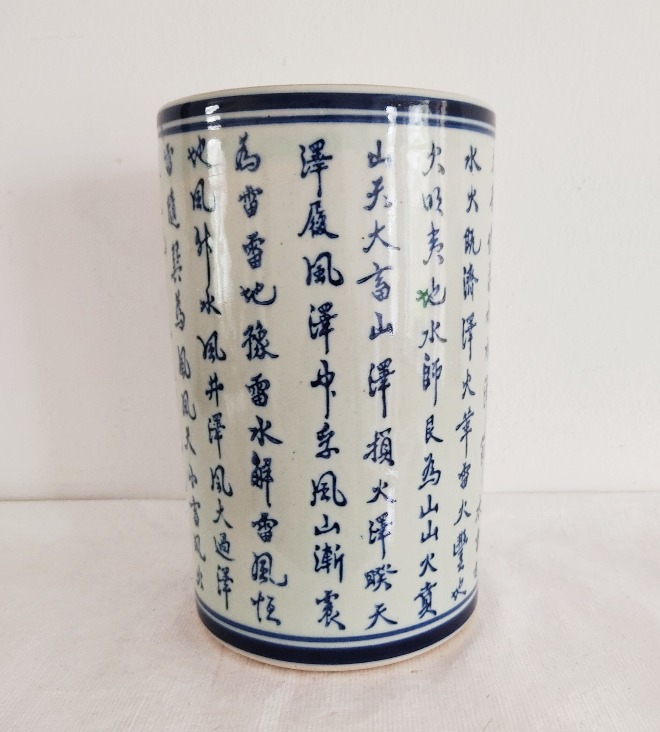 Vase rouleau porcelaine de Chine décor idéogrammes