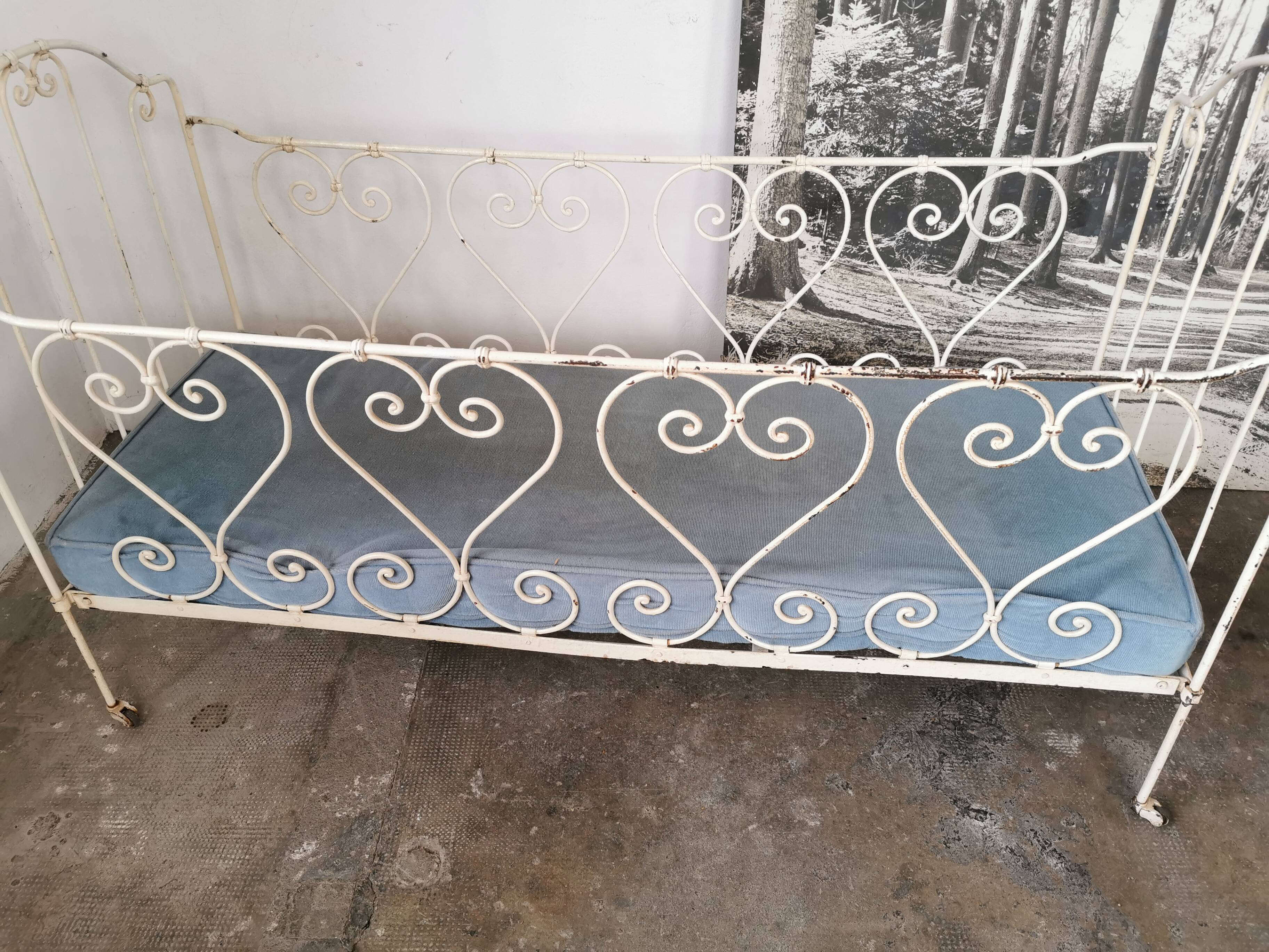 Bed, wrought iron bench