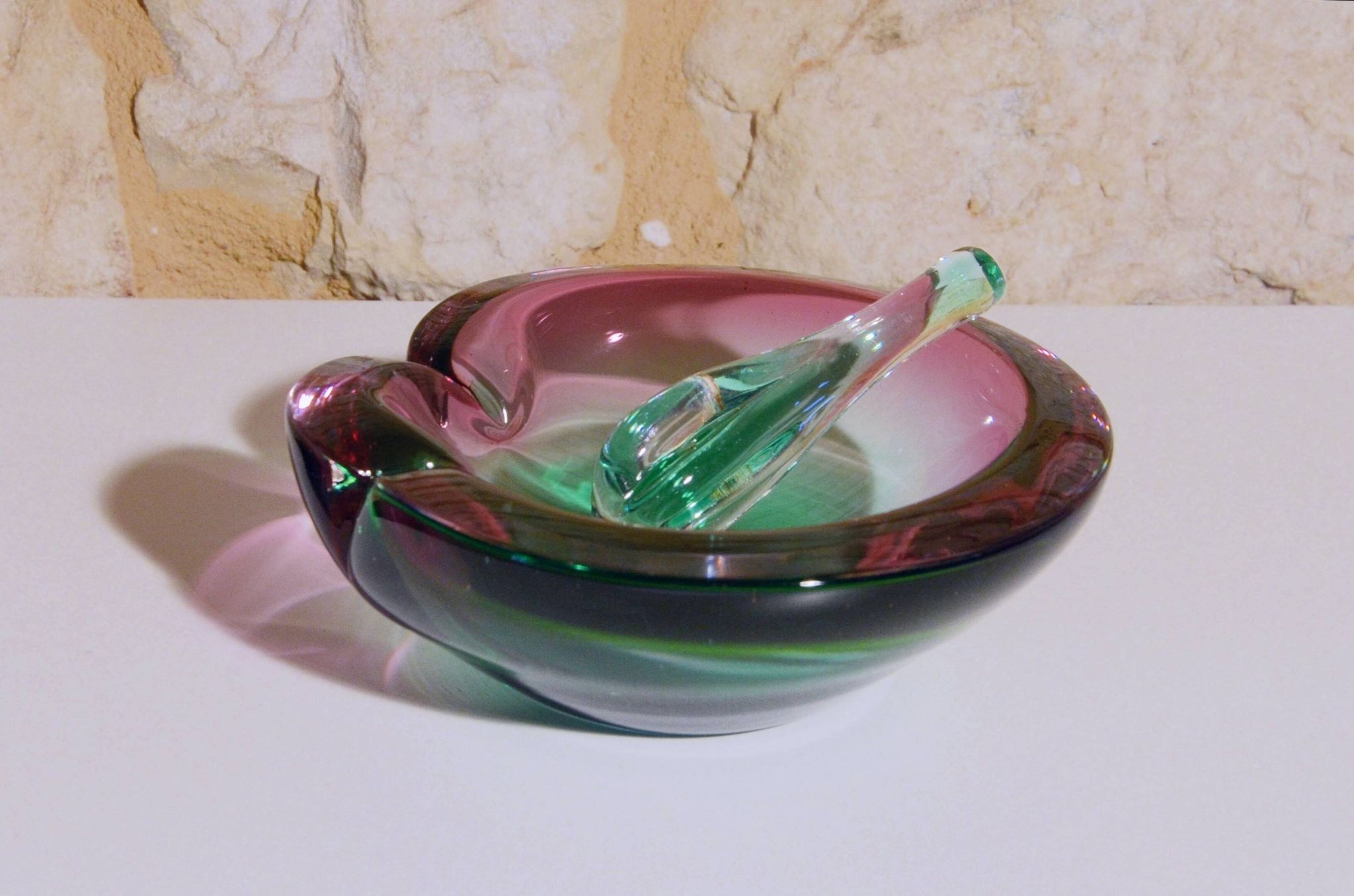 Ashtray with a green and fuchsia glass pestle, Murano Sommerso, 17x6cm