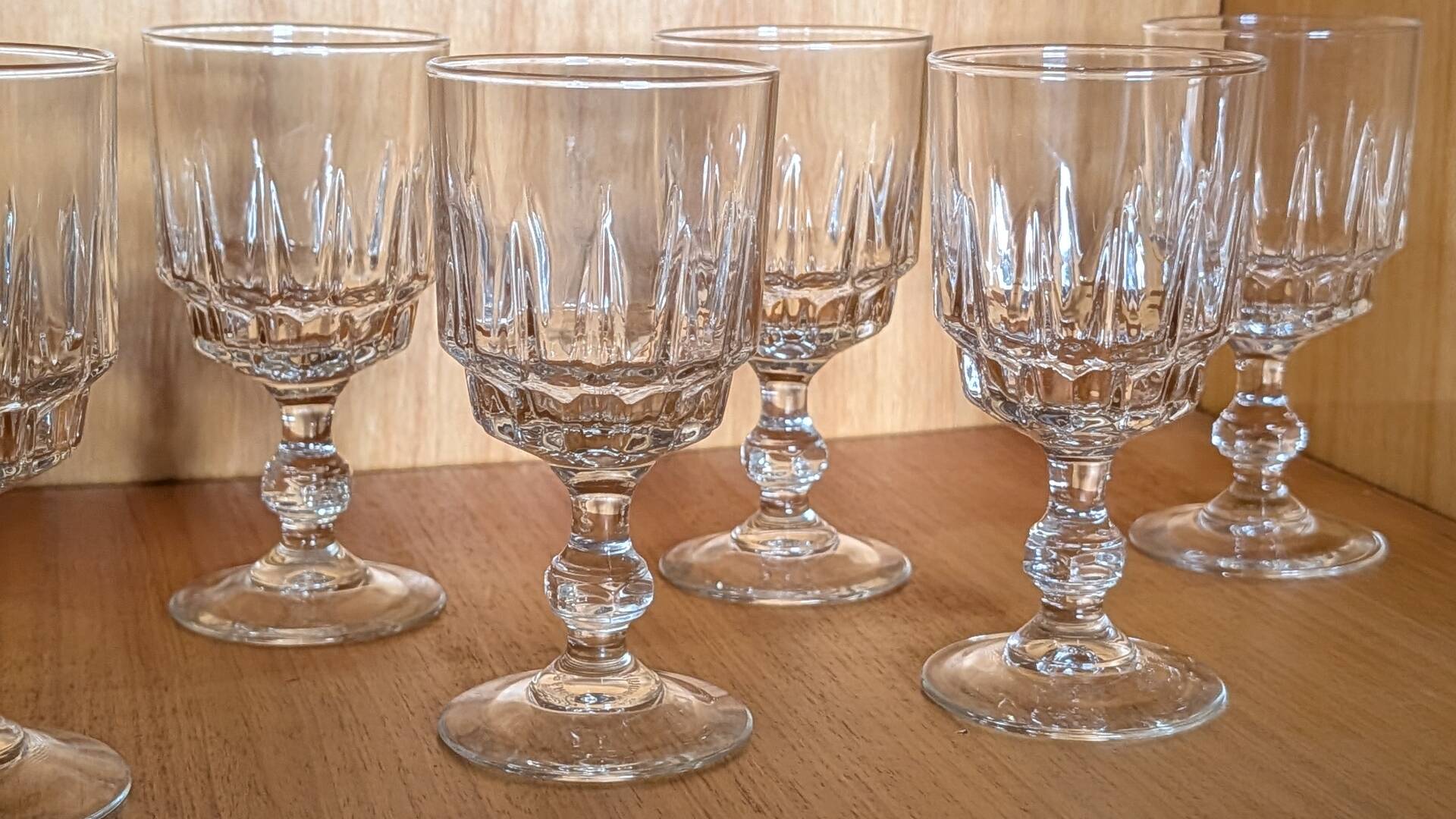 Verres à pied en verre moulé transparent années 70