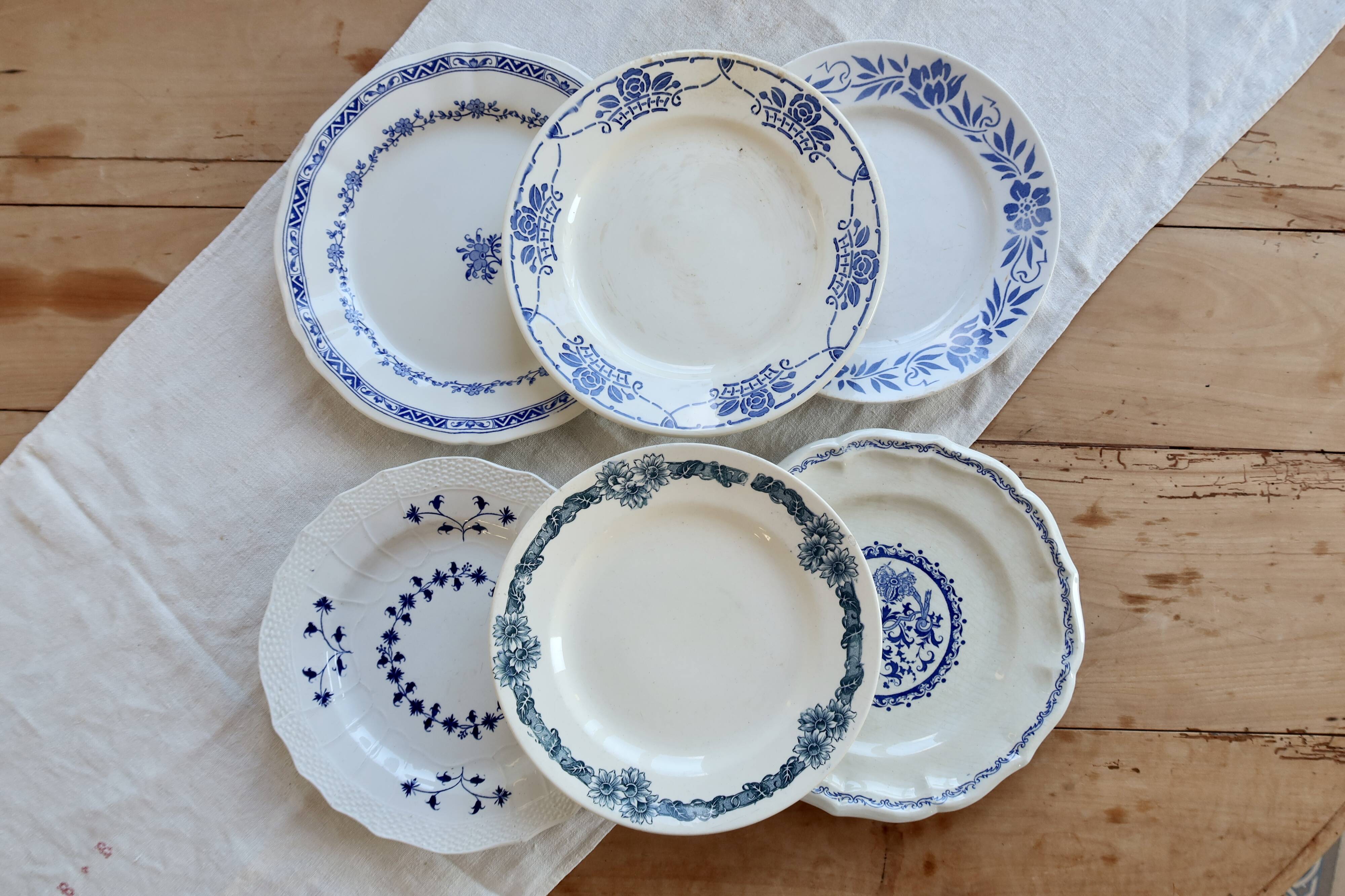 6 assiettes plates vintage dépareillées en terre de fer bleue et blanche