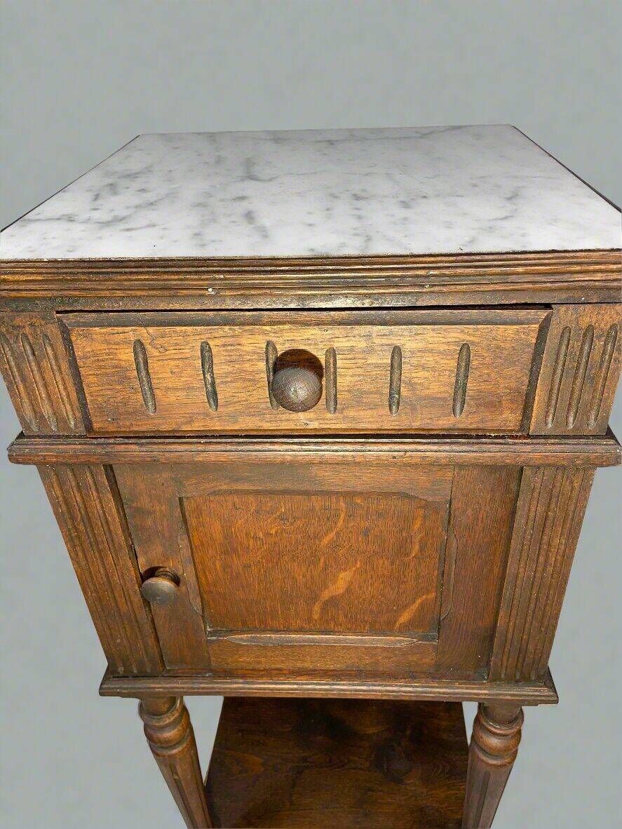 Chevet provincial ancien, dessus de marbre blanc, fin XIXe