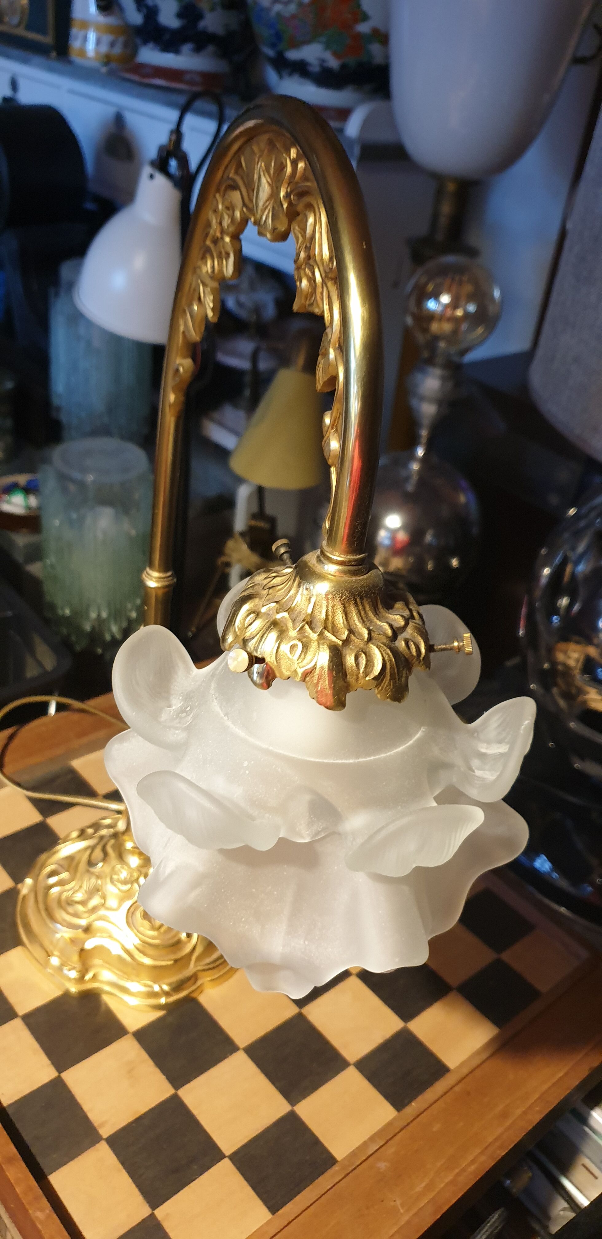 Art Deco-style pose lamp