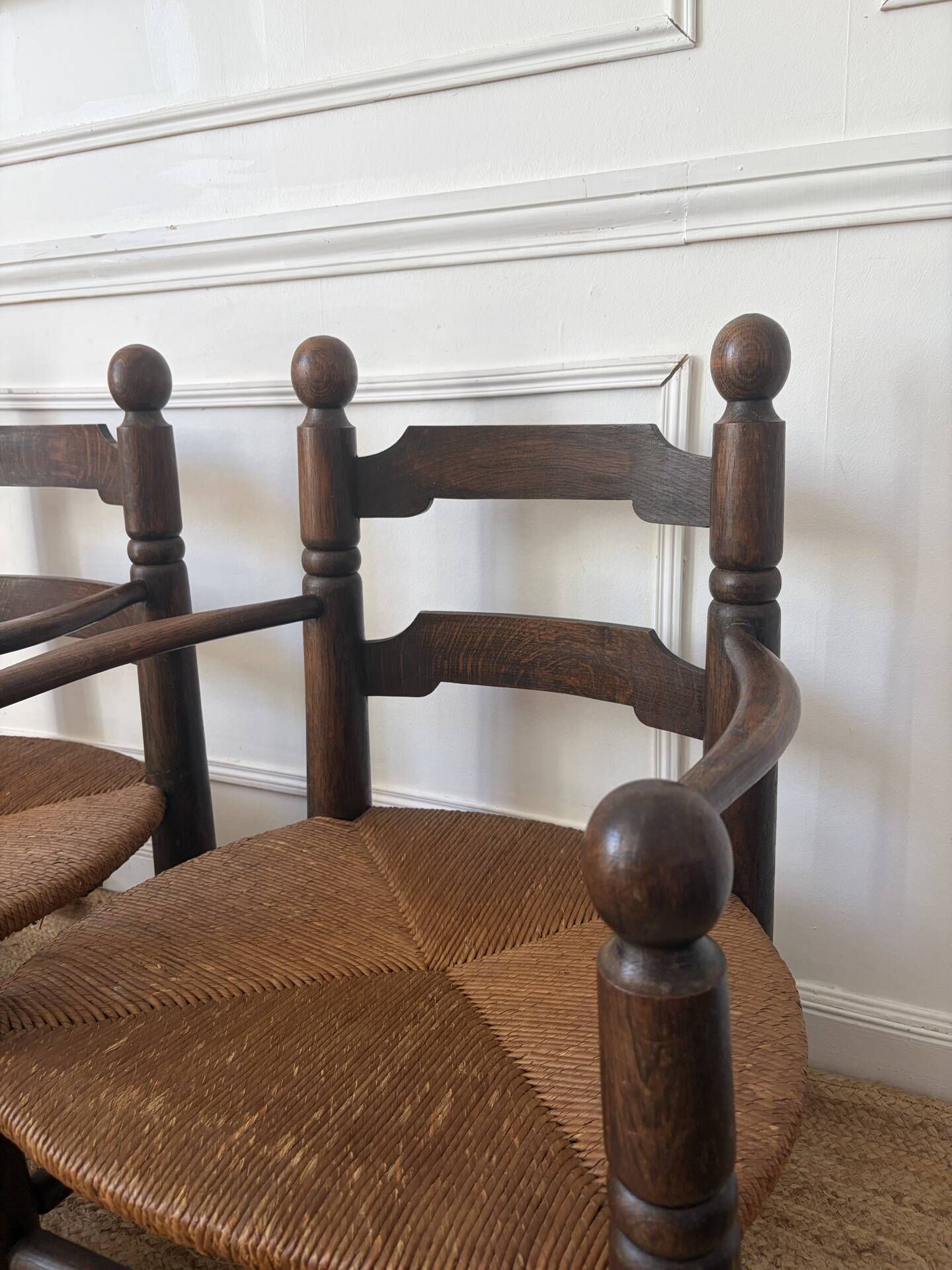 Paire de fauteuils en bois et paille  Charles Dudouyt 