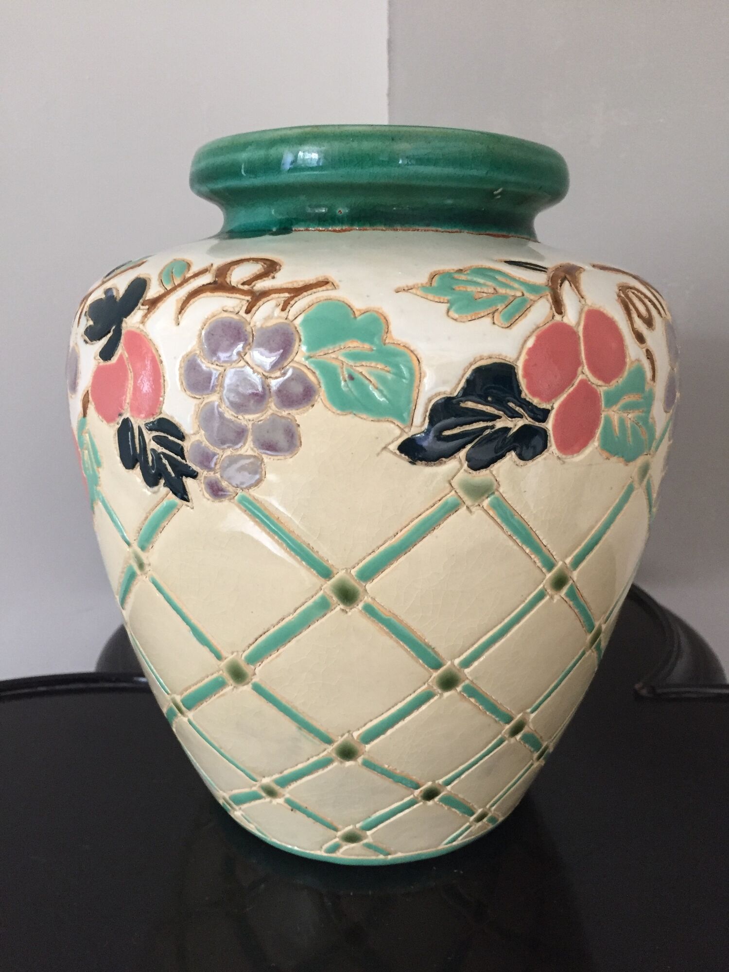Vase in sandstone with decorations of diamonds and fruits