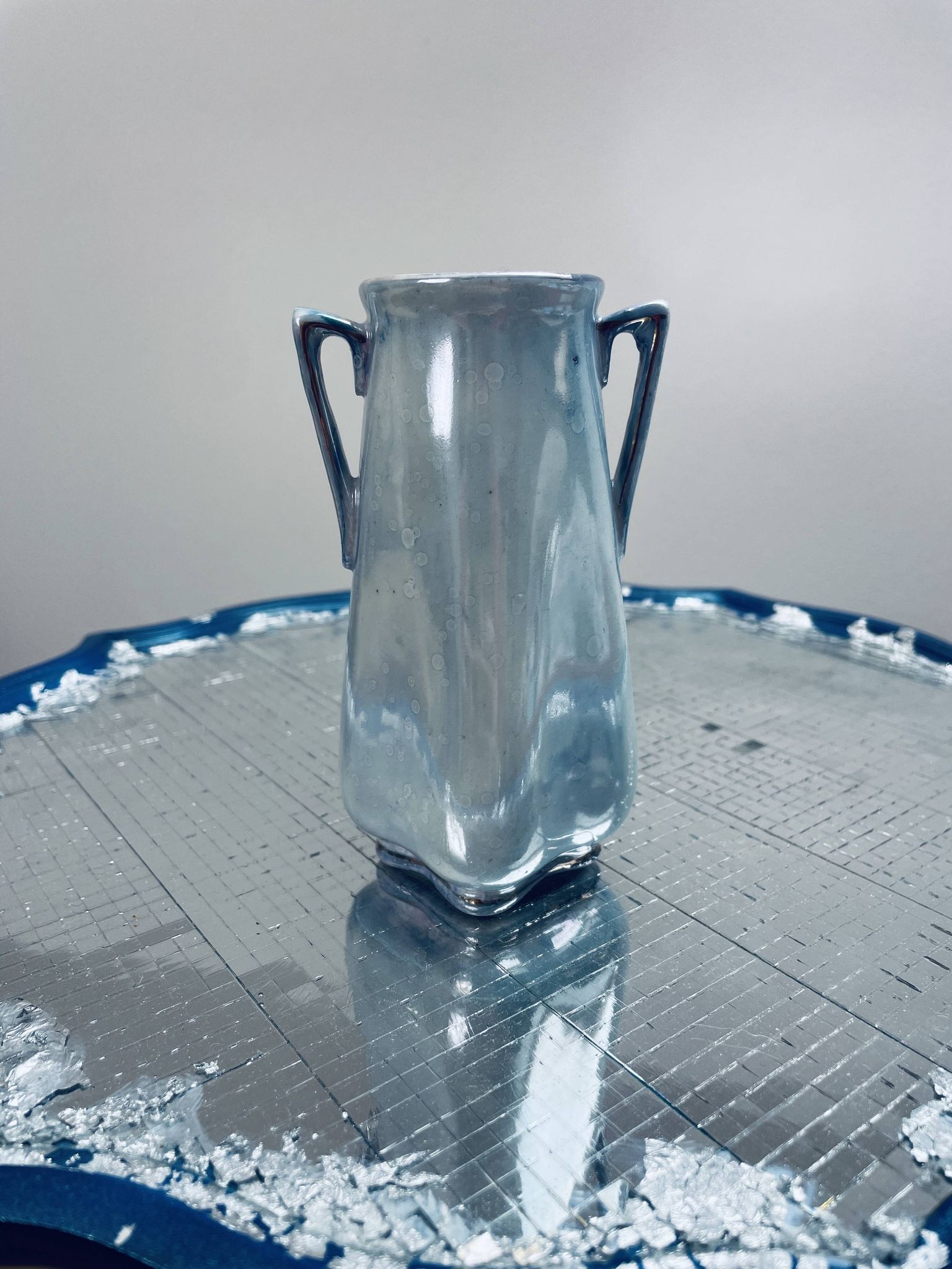 Japanese porcelain vase with dove patterns