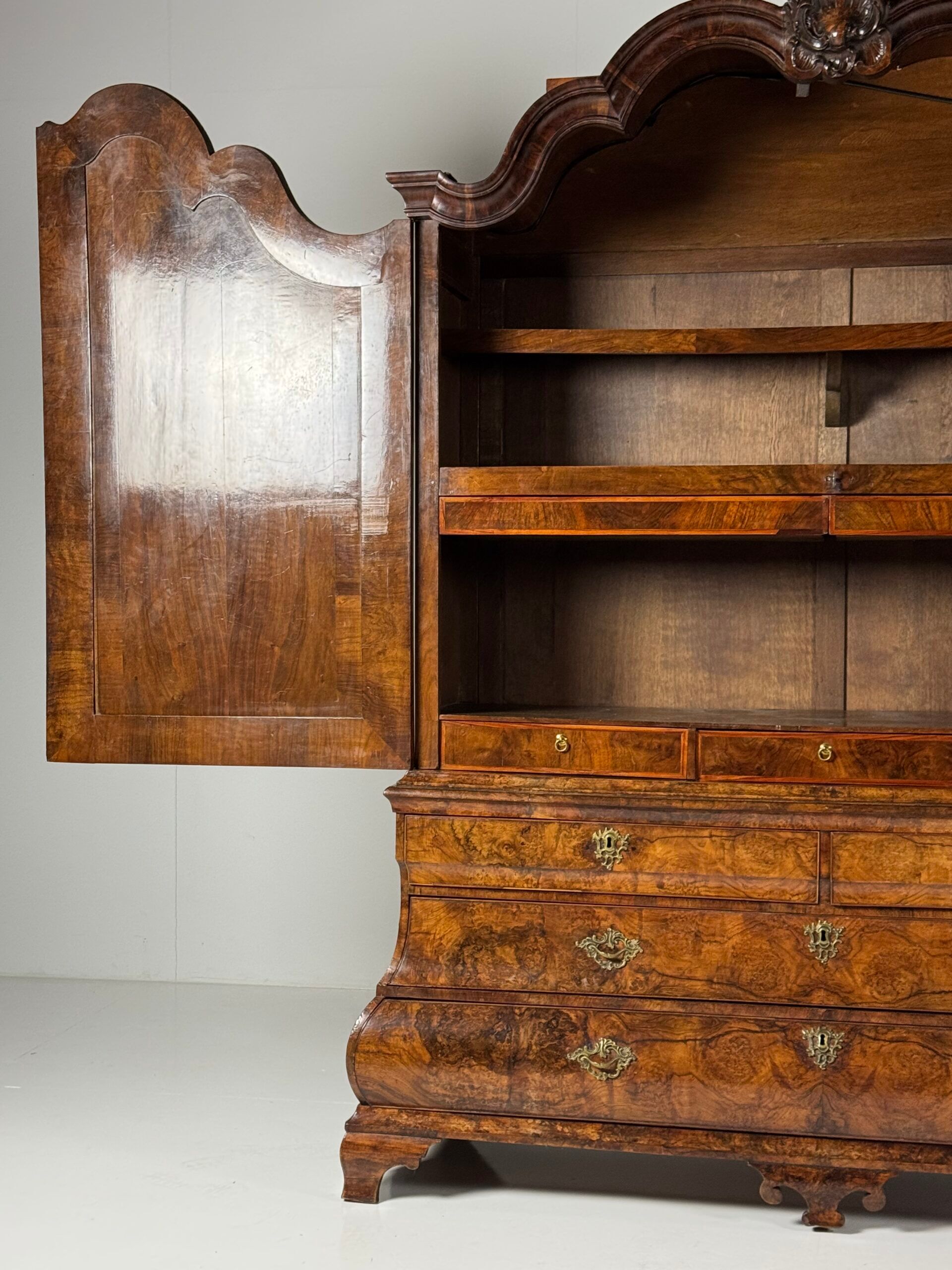Dutch burr walnut cabinet ca. 1740