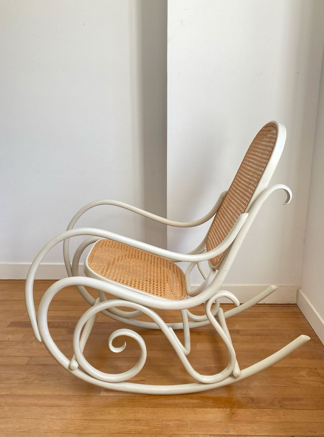 Rocking Chair THONET époque fin XIXe en bois courbé cérusé grège