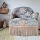 Fauteuil crapaud ancien velours fleuri avec franges