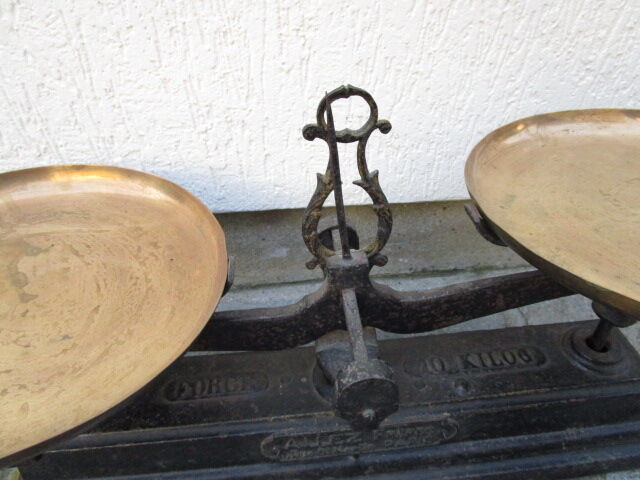 Old Roberval balance with weight