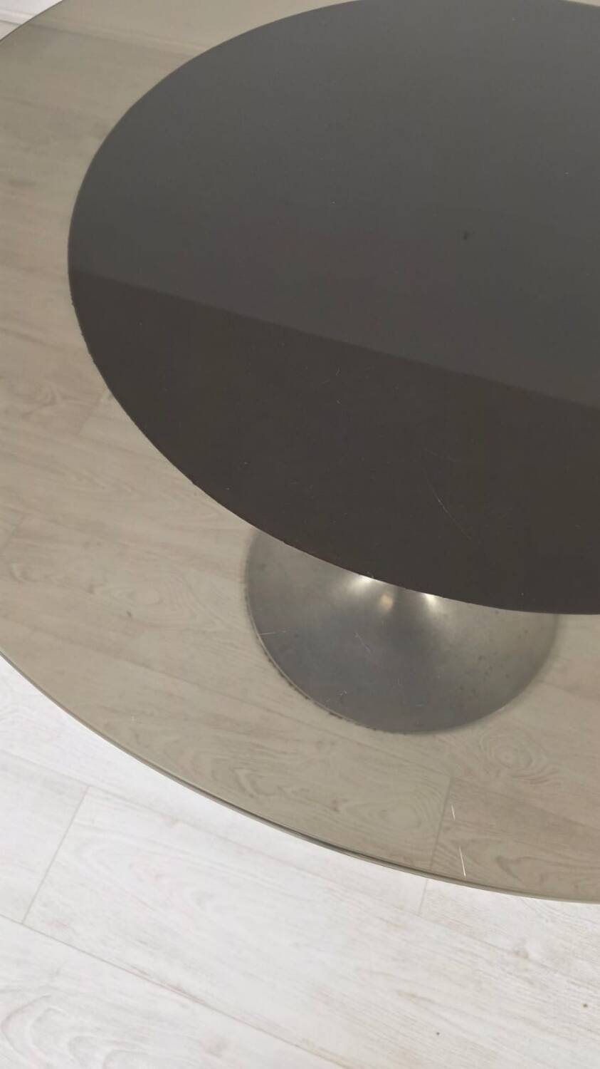 Round tulip table in smoked glass 1970