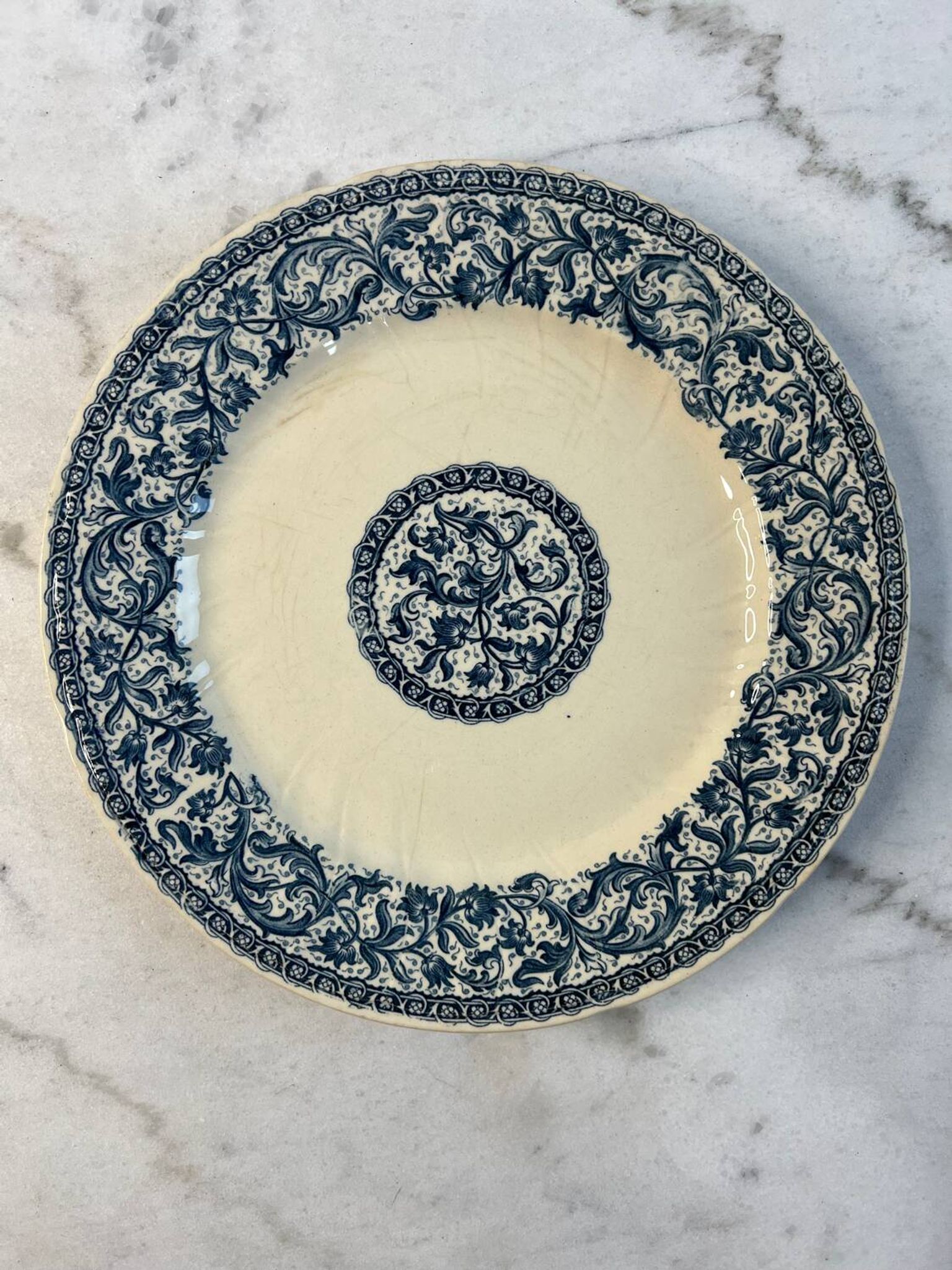 Flat plate made of ironstone from Gien, "Garlands" decoration, 1937.