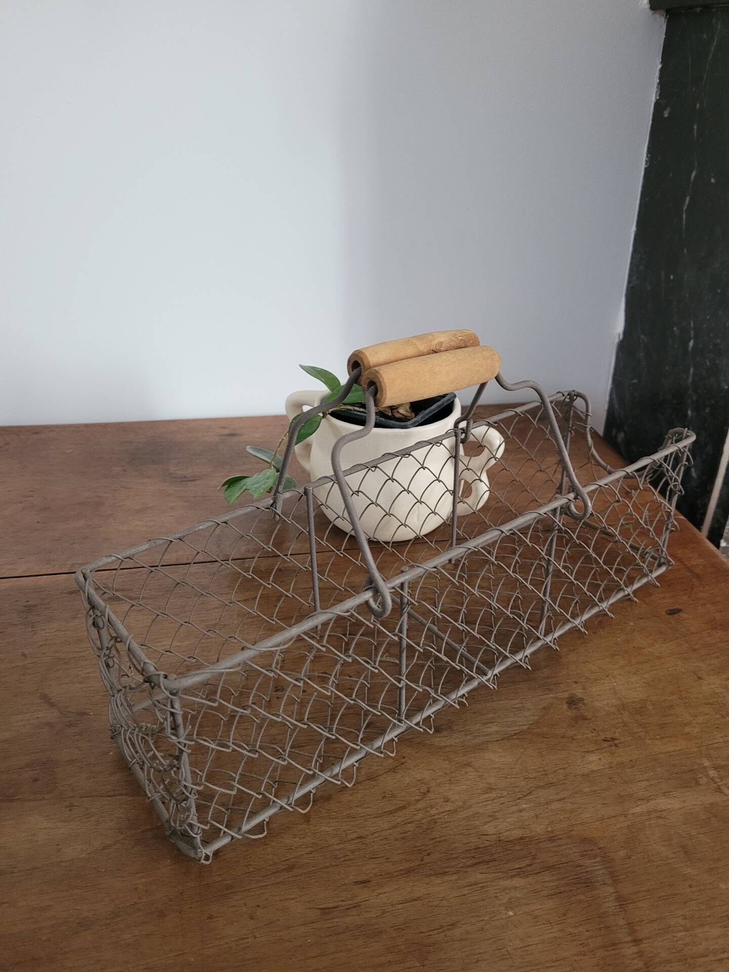 Wire mesh basket