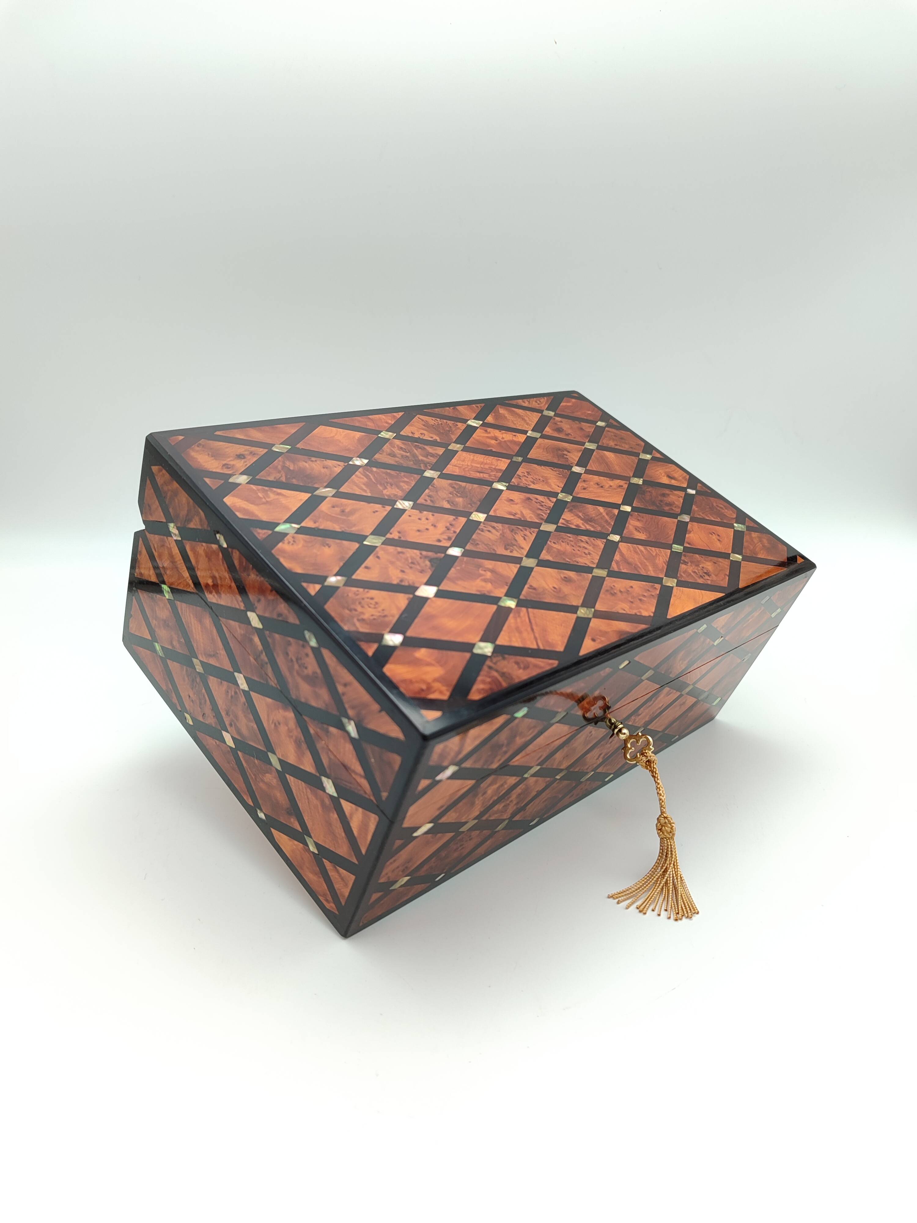 Jewelry box in fully inlaid thuja wood (mother-of-pearl and acacia)