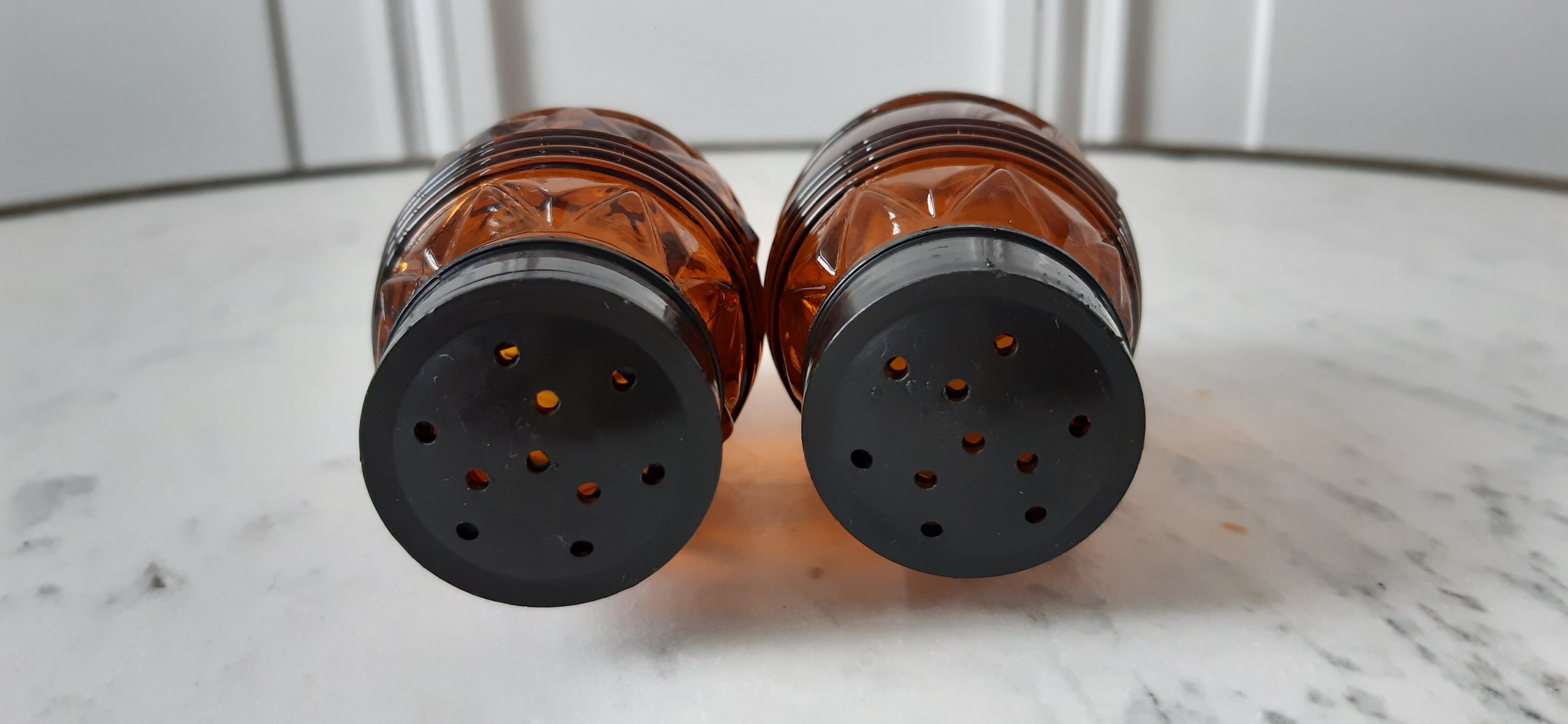 Duo of salt shaker, pepper in amber glass 70s