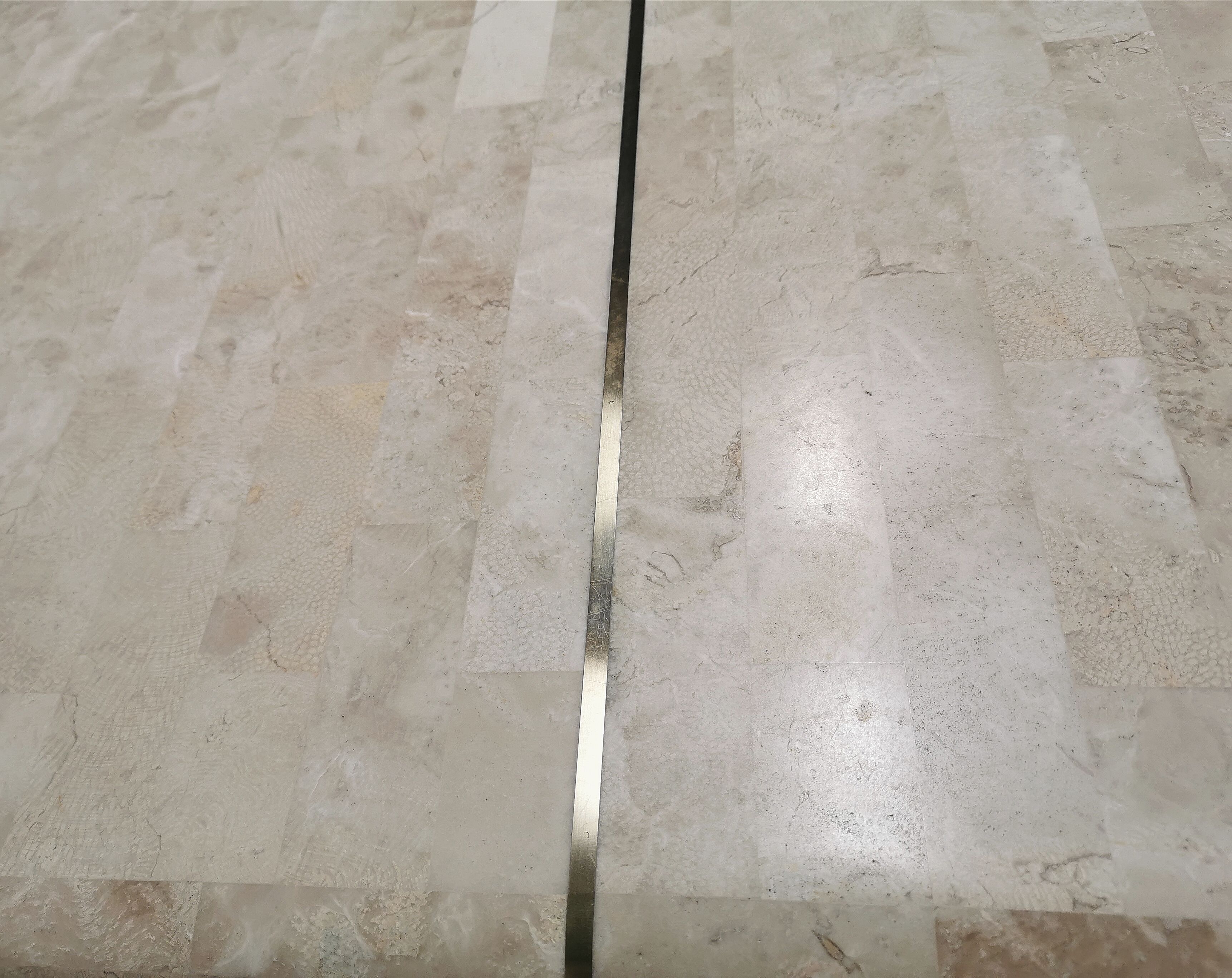 Coffee table in mosaic travertine and brass 70