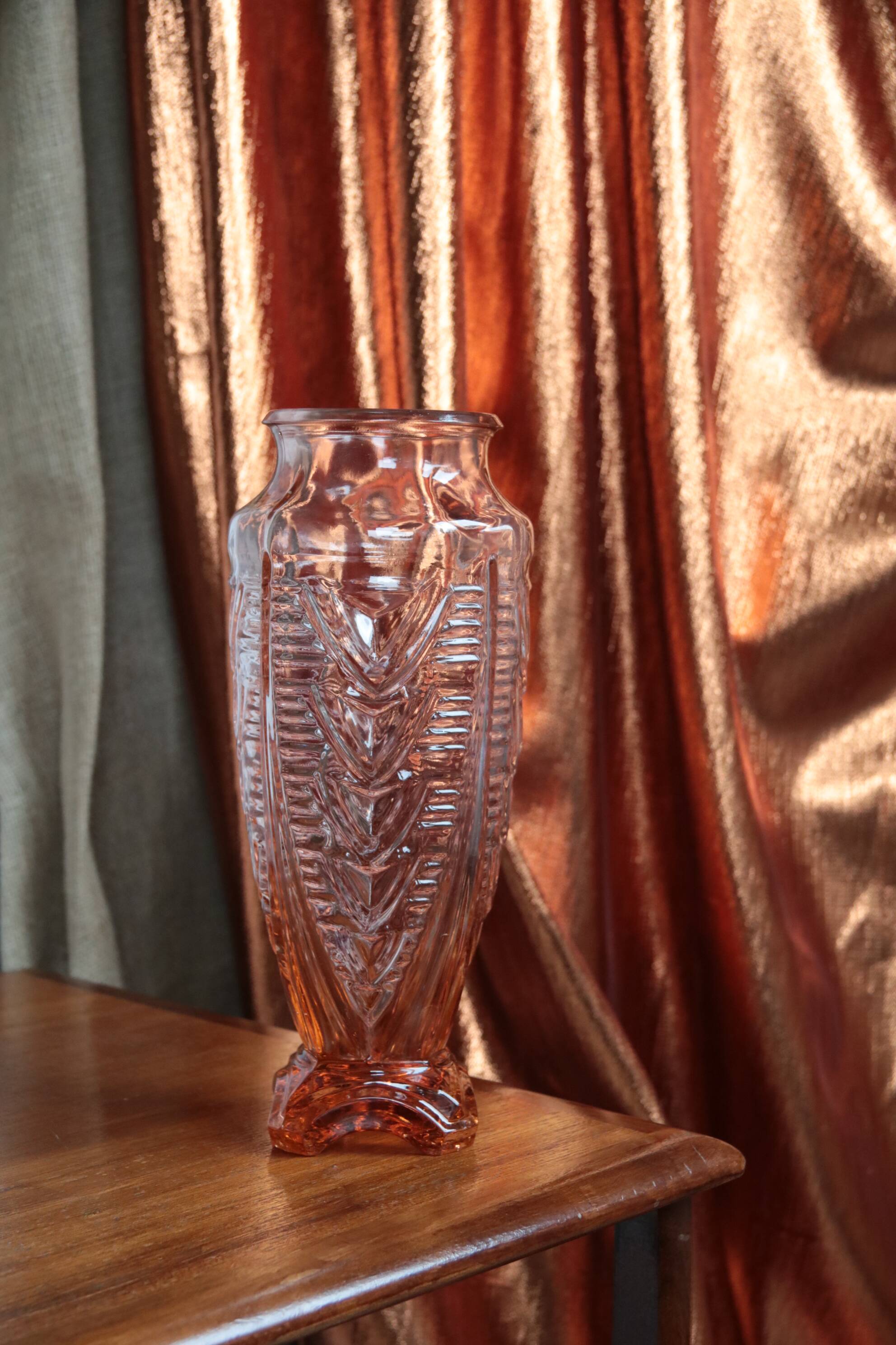 Paire de vases en verre rose Art Déco