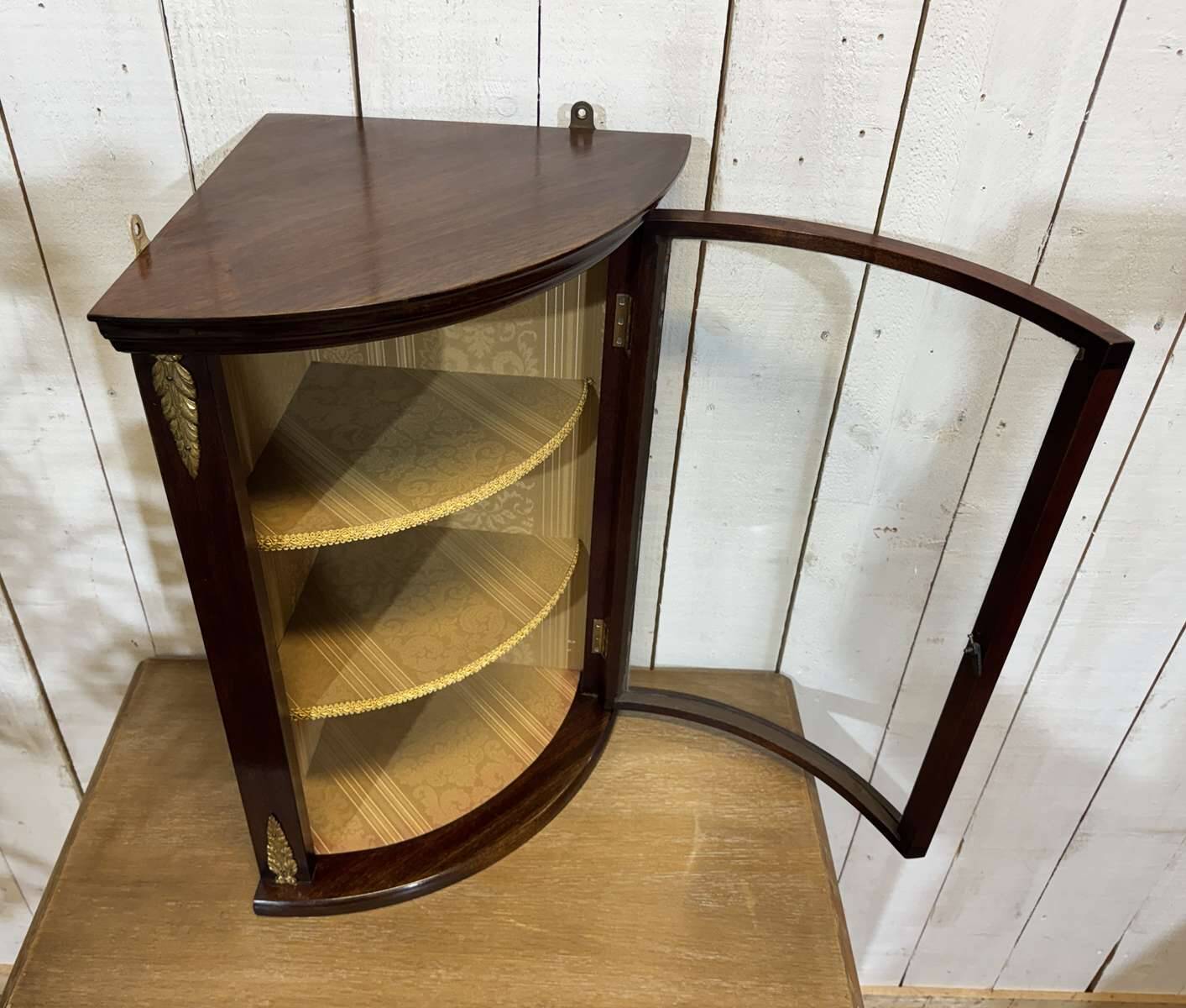 Vitrine d'angle murale anglaise en acajou des années 1950