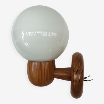 Modernist wall lamp in pine and opaline