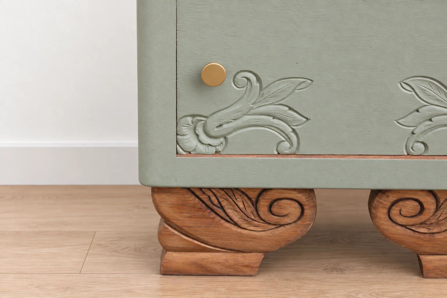 Renovated antique Art Deco bedside table – Lézard Green Pure & Paint, natural wood and marble top.