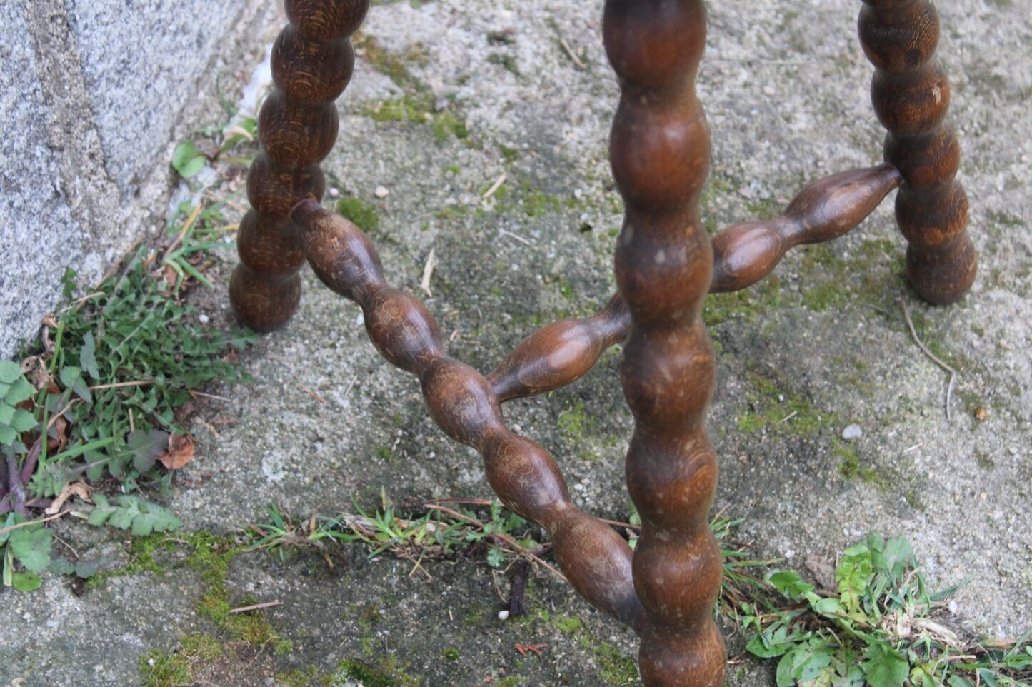 Tripod stool with bumped feet