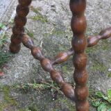 Tabouret tripode pieds bossés