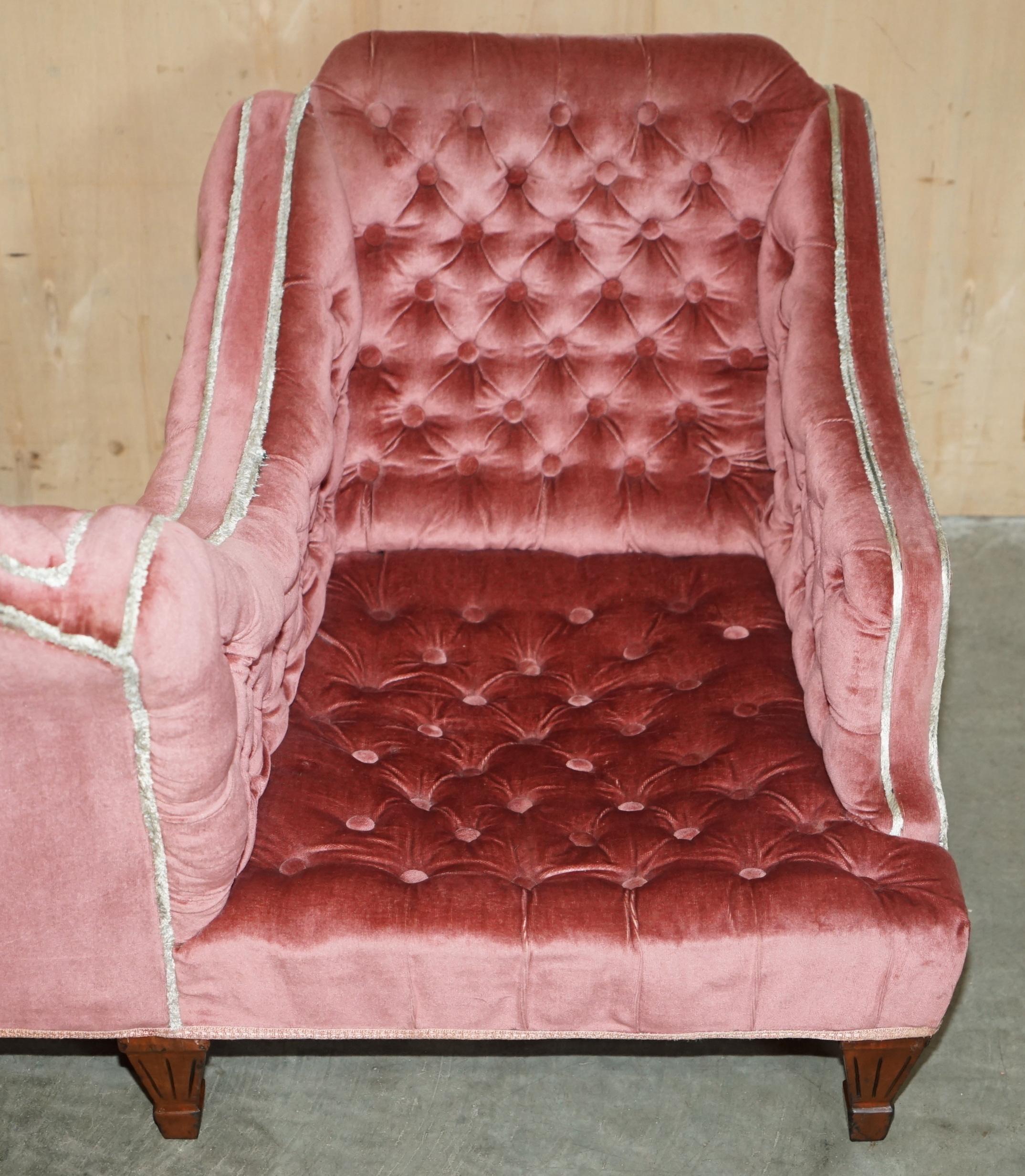 Chesterfield buttoned conversation sofa Regency