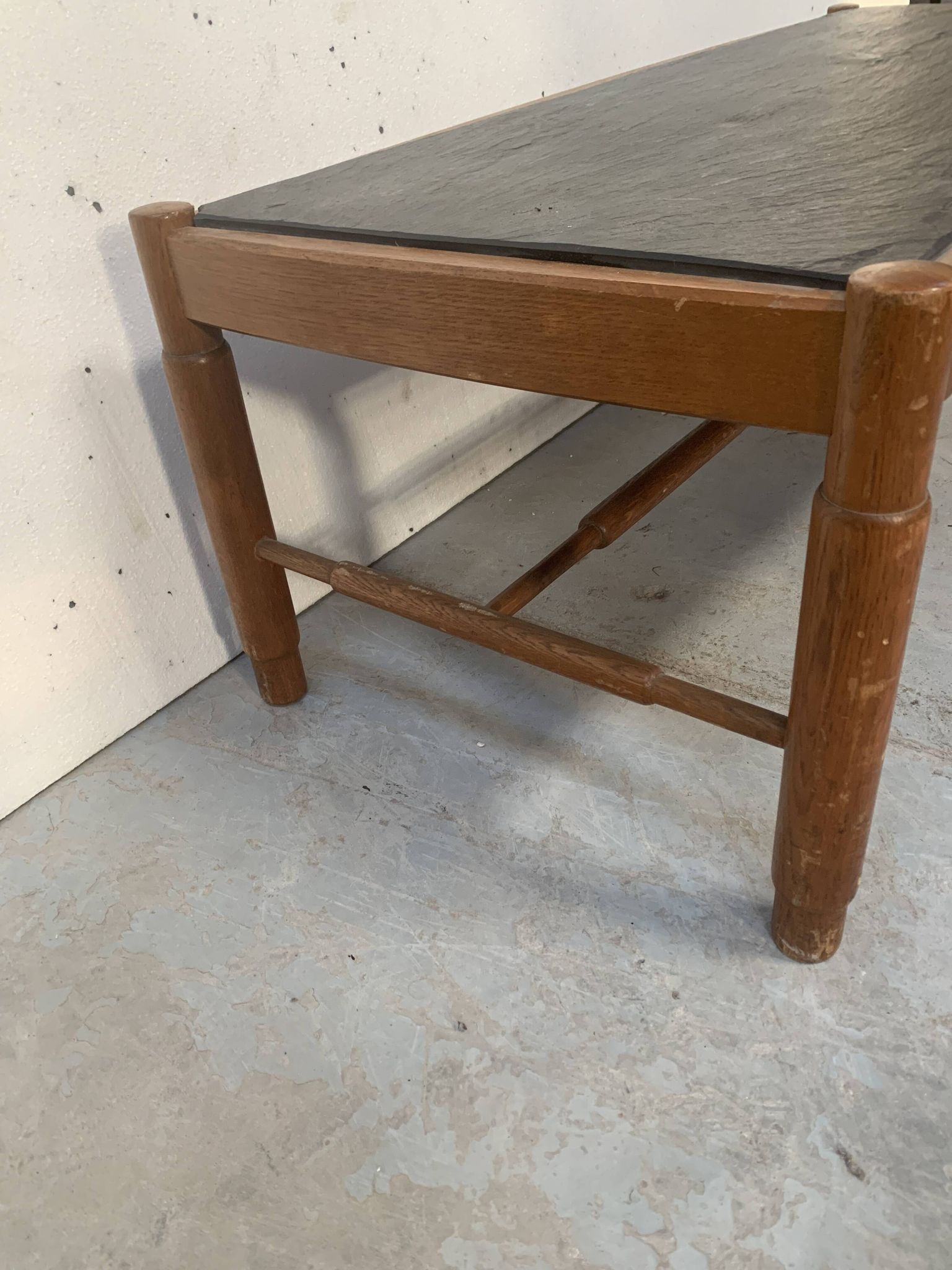 Table de salon en chêne et plateau d'ardoise XX siècle