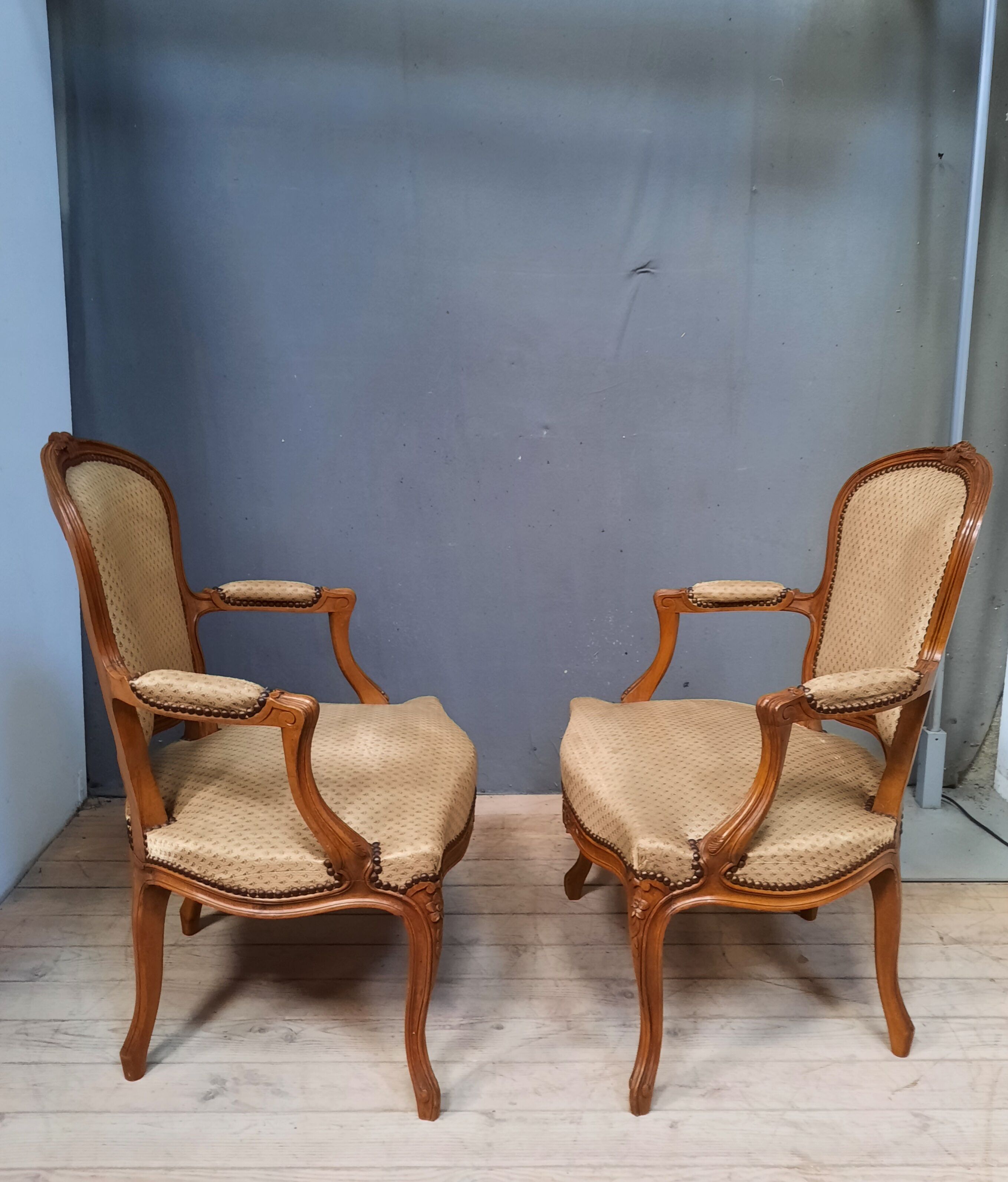 Paire de fauteuils de style Louis XV