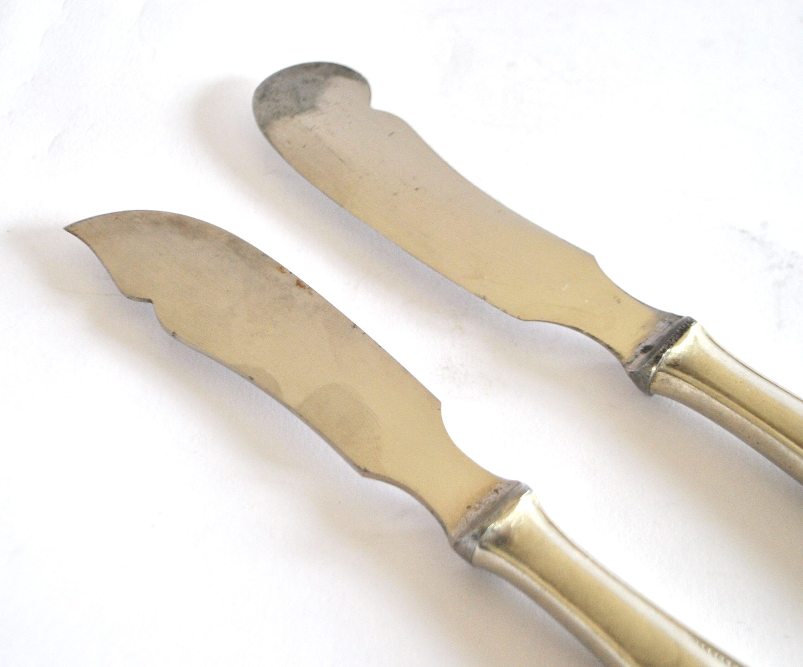 Two antique service knives in silver-plated metal, pearl frieze gowe alpacca.