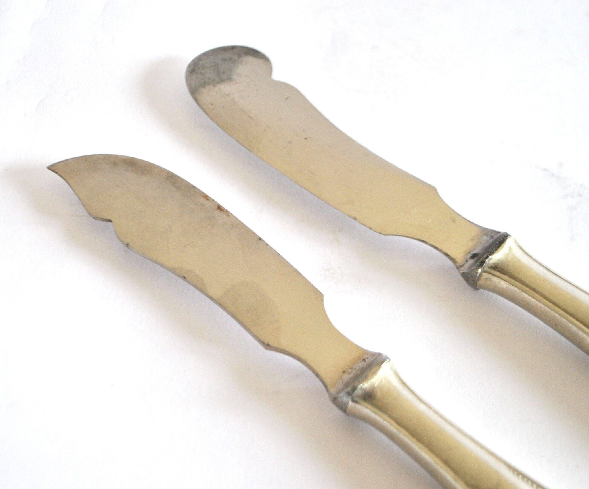 Two antique service knives in silver-plated metal, pearl frieze gowe alpacca.