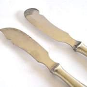 Two antique service knives in silver-plated metal, pearl frieze gowe alpacca.