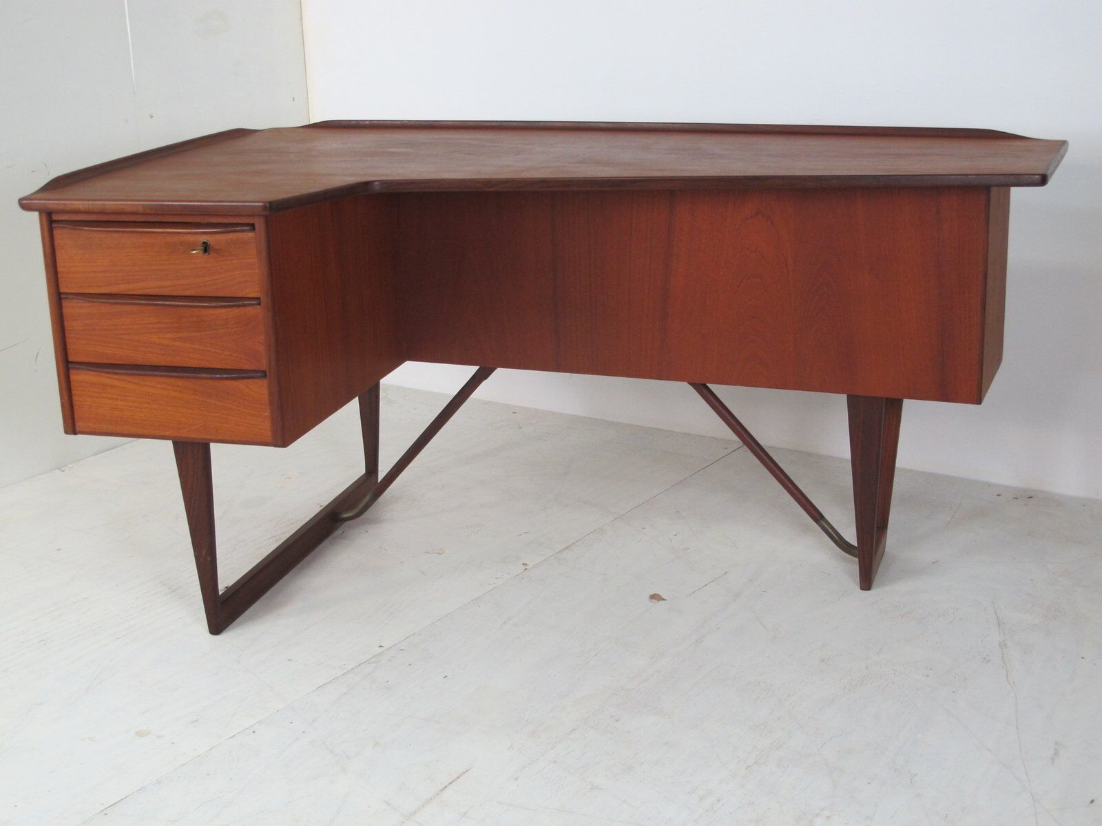 Boomerang desk in teak by Peter Lavig Nielsen for Denmark, 1950s
