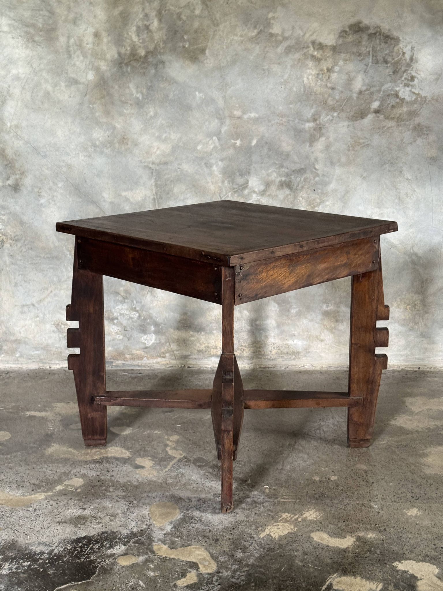 Coffee table, petite table basse indonésienne ancienne moderniste en teck