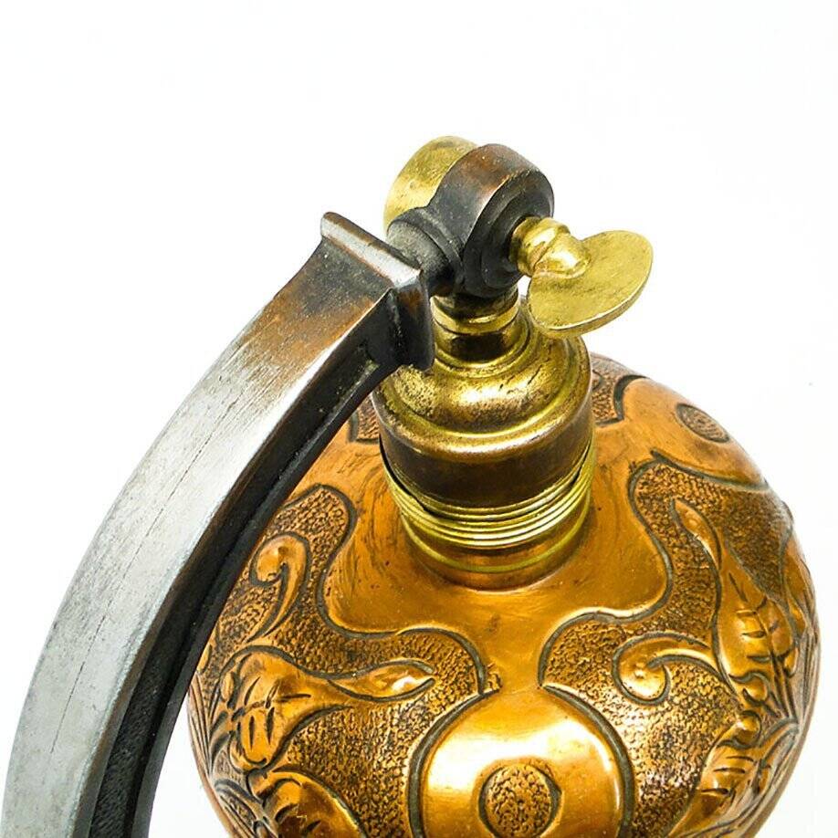 Lampe de table Art Nouveau avec motifs floraux, Autriche-Hongrie, années 1900.