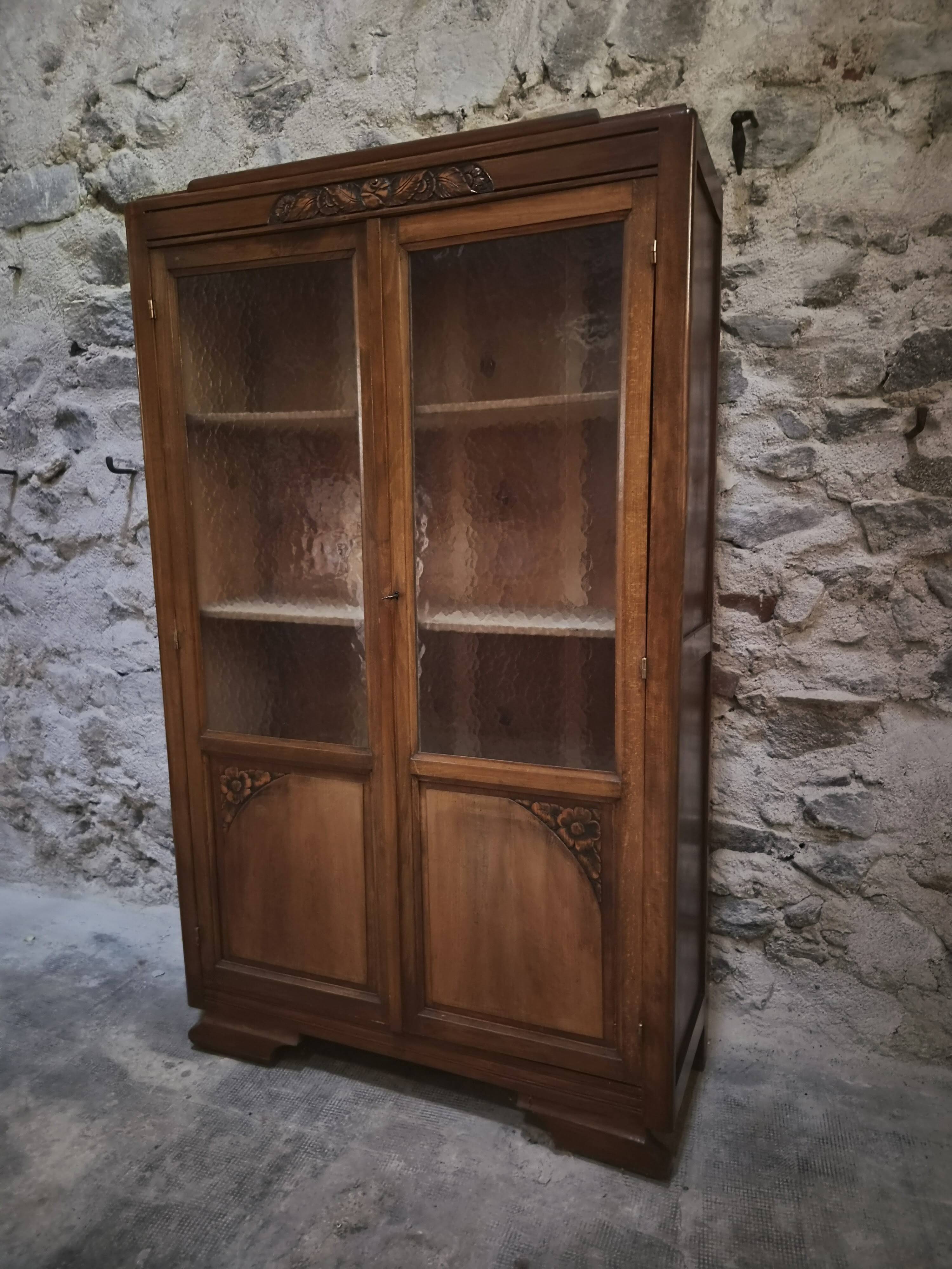 Vitrine française vintage en hêtre, bibliothèque à porte vitrée, meuble Art déco, vers 1930–1950