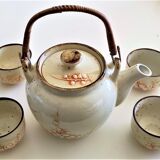 Theiere vintage with its 4 cups in speckled beige color and embossed patterns