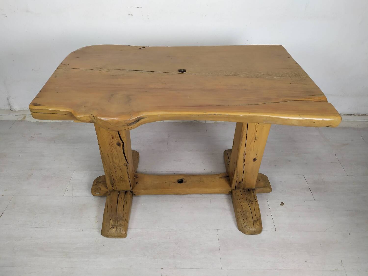 Table extérieur brutaliste