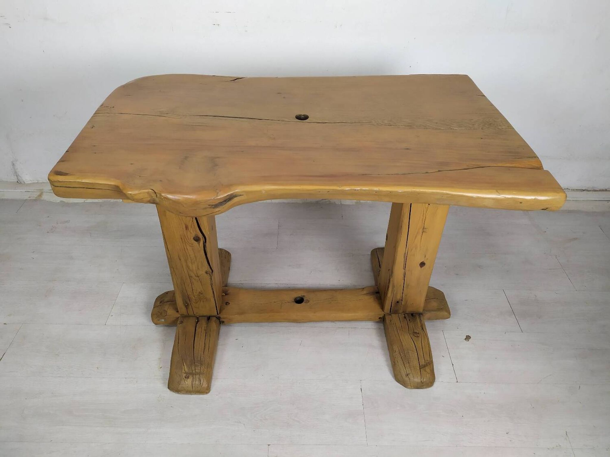 Table extérieur brutaliste