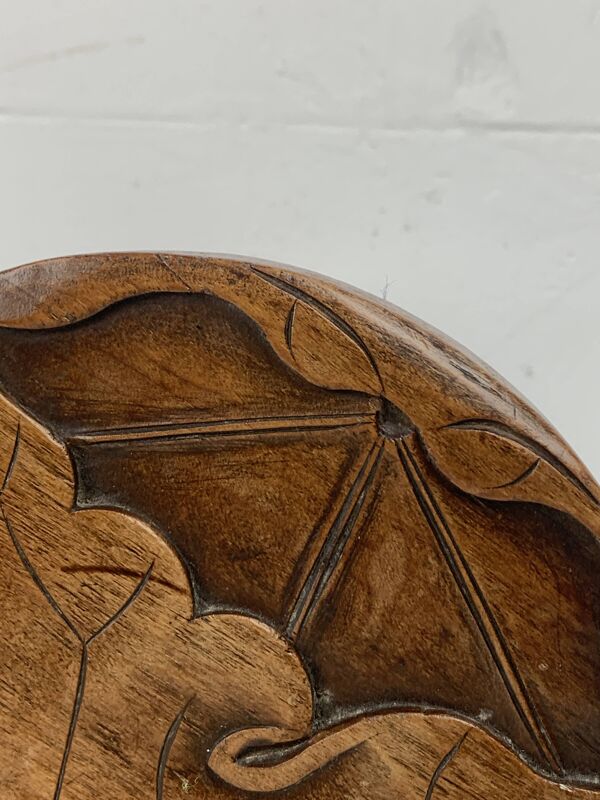 Table d'appoint en chêne sculpté tourné de style mid-century avec motif de lotus, années 1950.