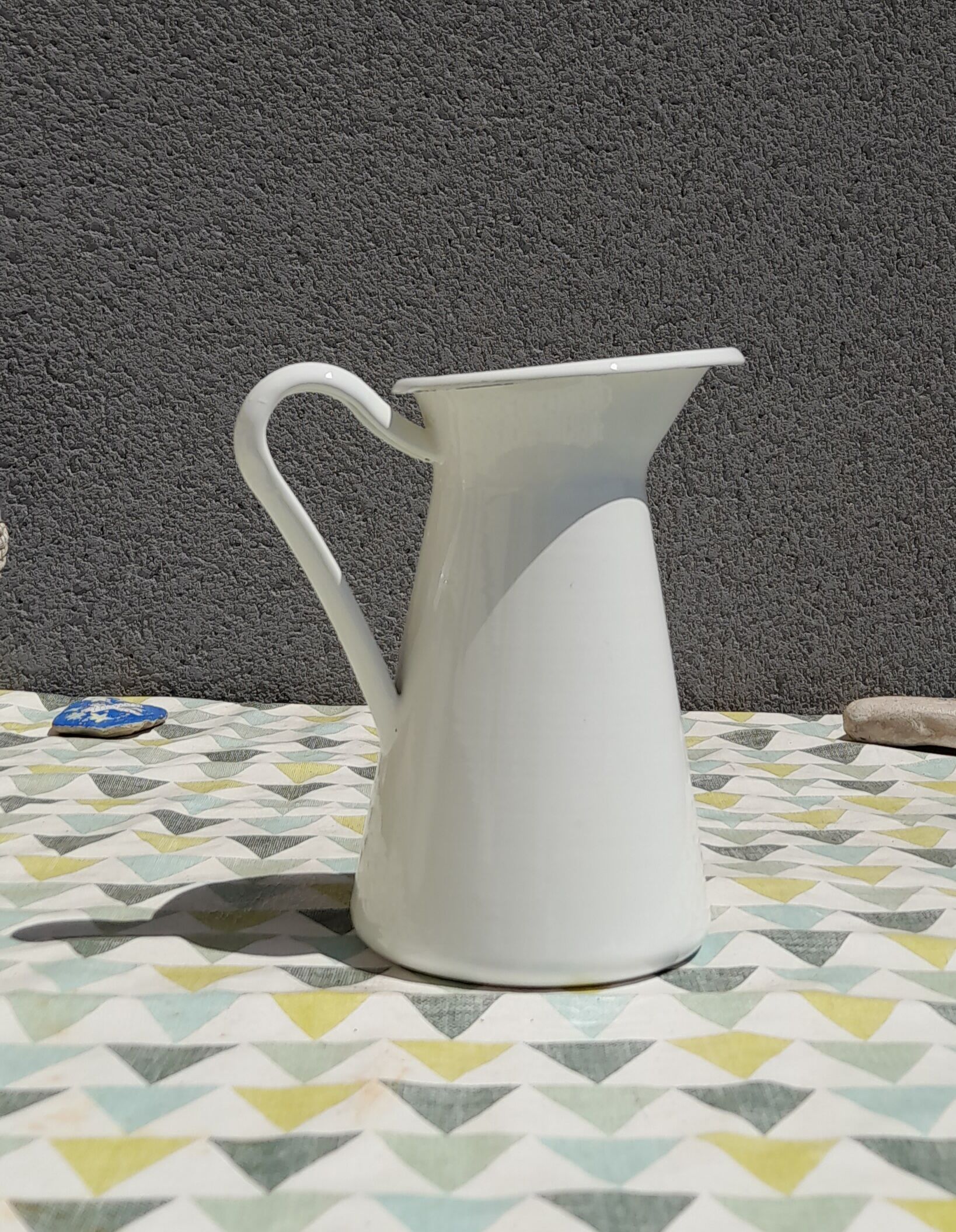 Broc in white enamelled sheet metal